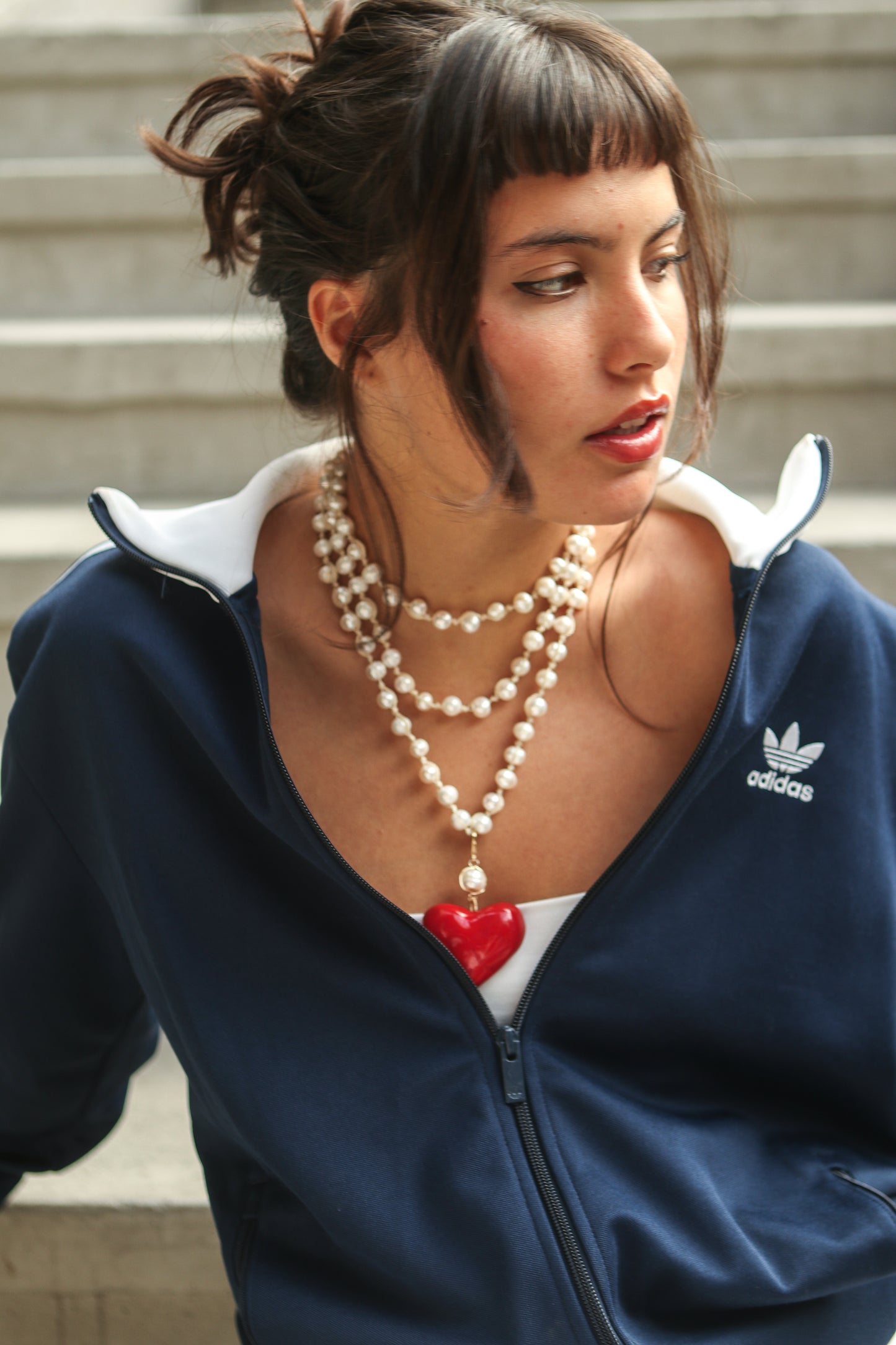 Collar de perlas anudadas y corazón