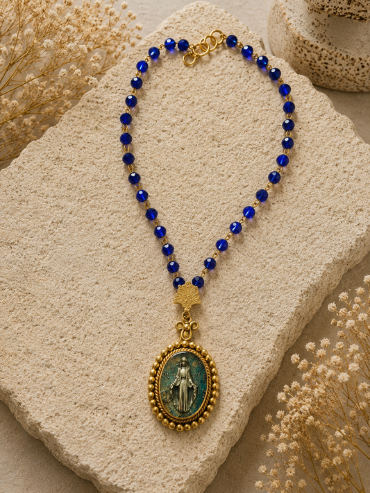Collar cristal azul y virgen de los rayos