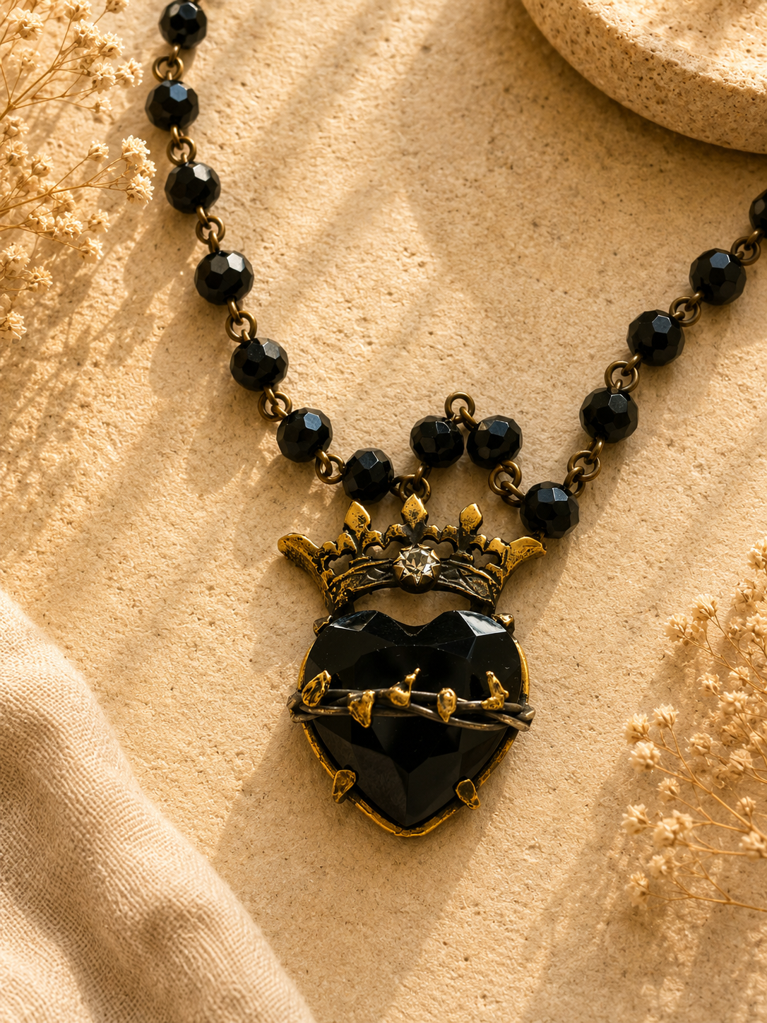 Collar Sagrado Corazon negro y cristales