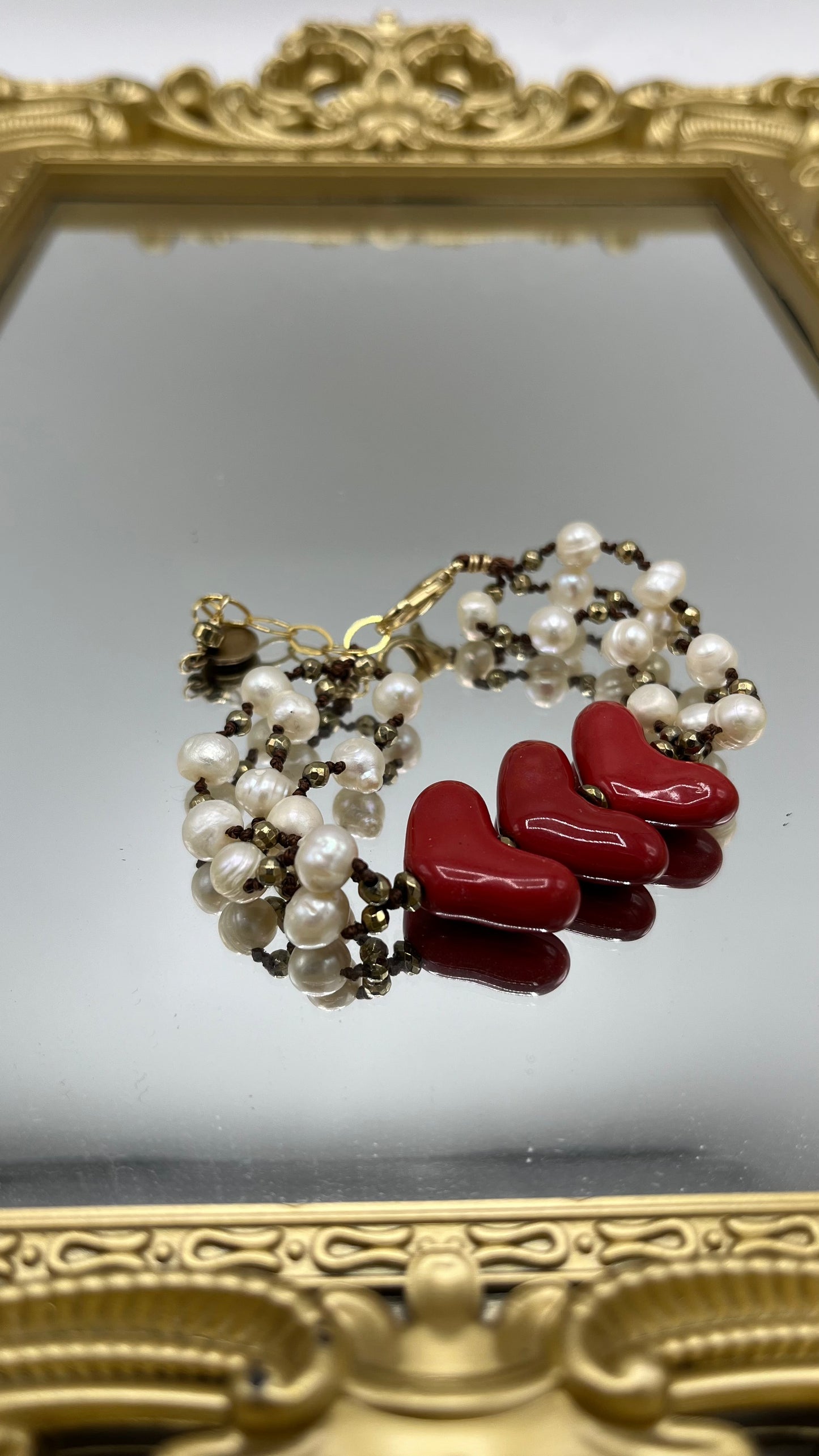 PULSERA PERLAS Y CORAZONES ROJOS