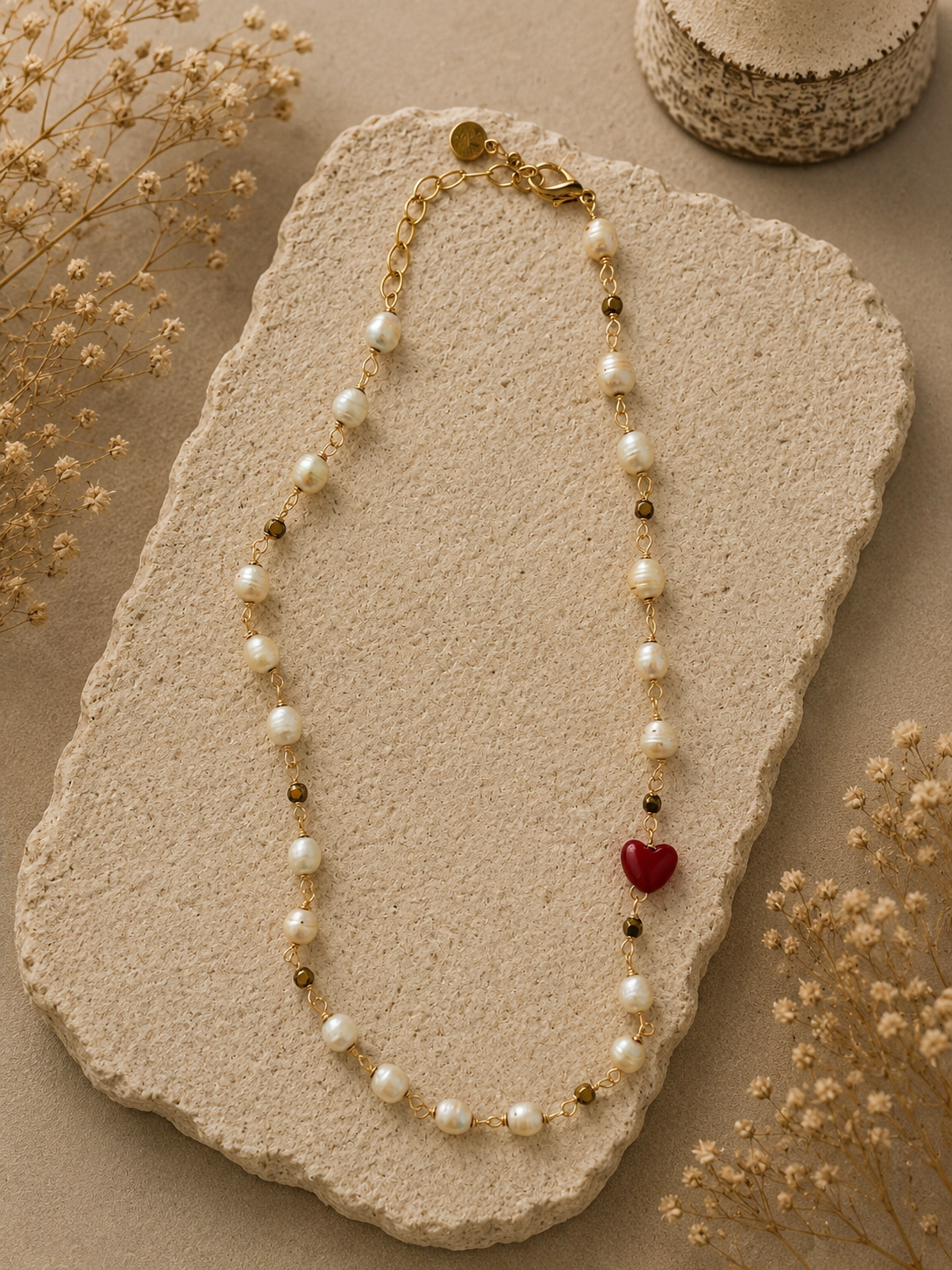 Collar de perlas y corazones