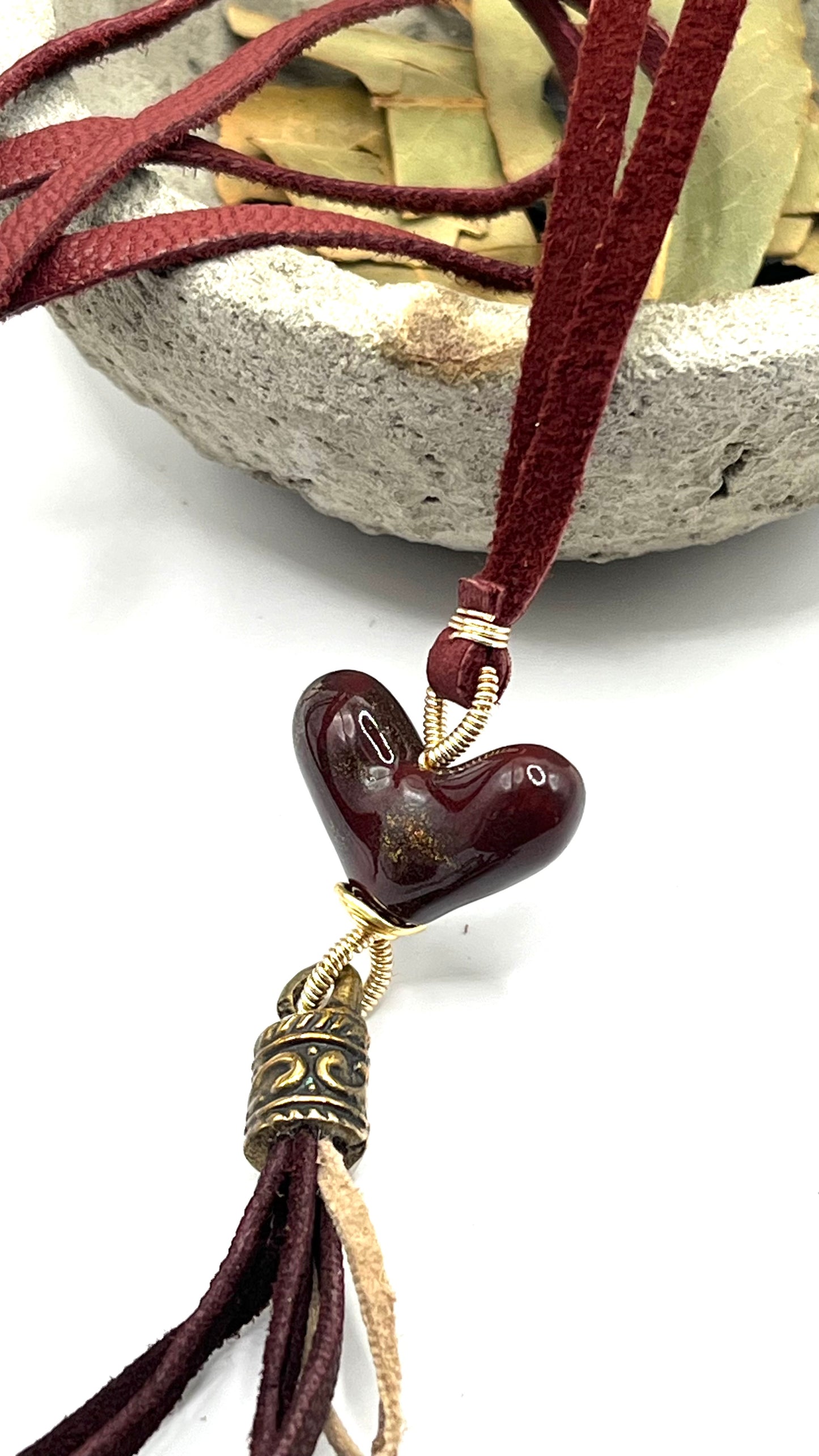 Collar cinta de cuero y corazón