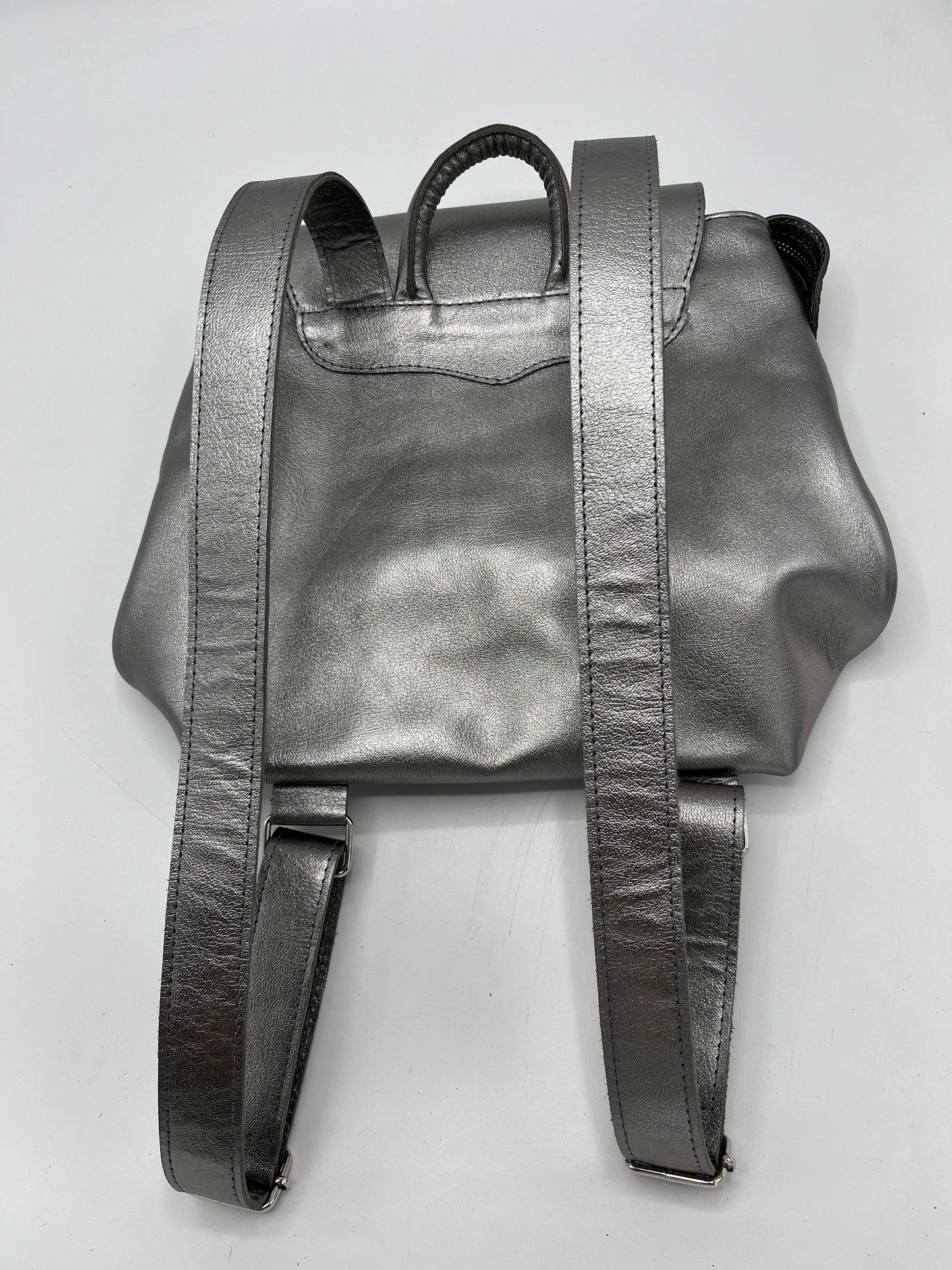 Mochila cuero color plata