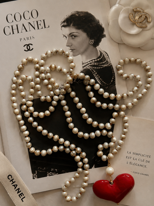Collar de perlas anudadas y corazón