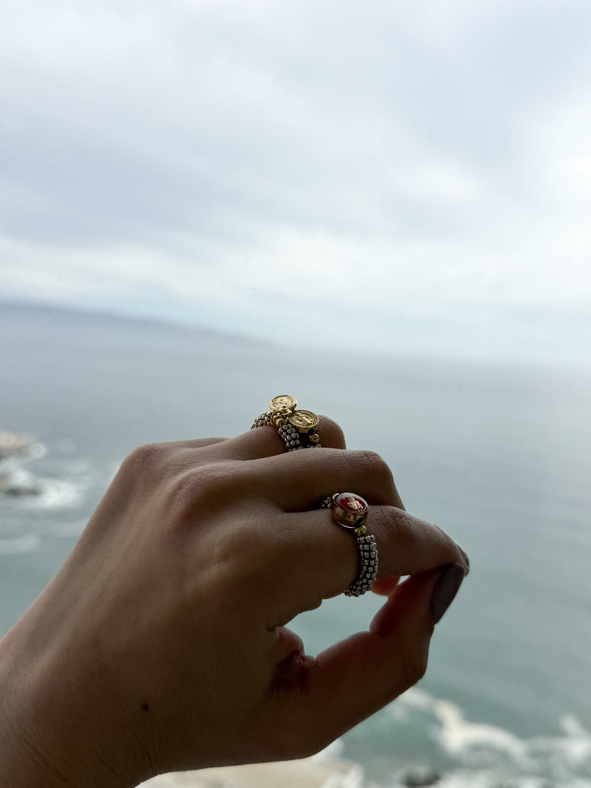 Anillo elasticado Medalla San Benito con fondo rojo