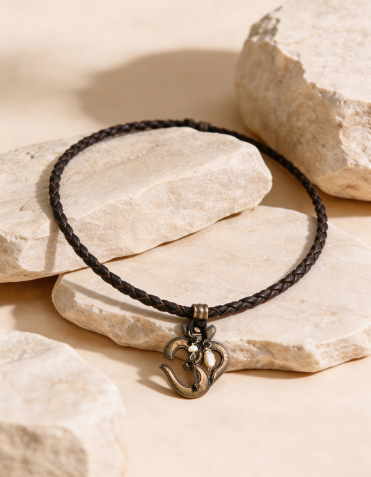 COLLAR DE CUERO CON SÍMBOLO - OM