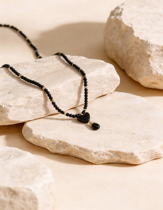 COLLAR PIEDRAS NEGRAS Y CORAZÓN