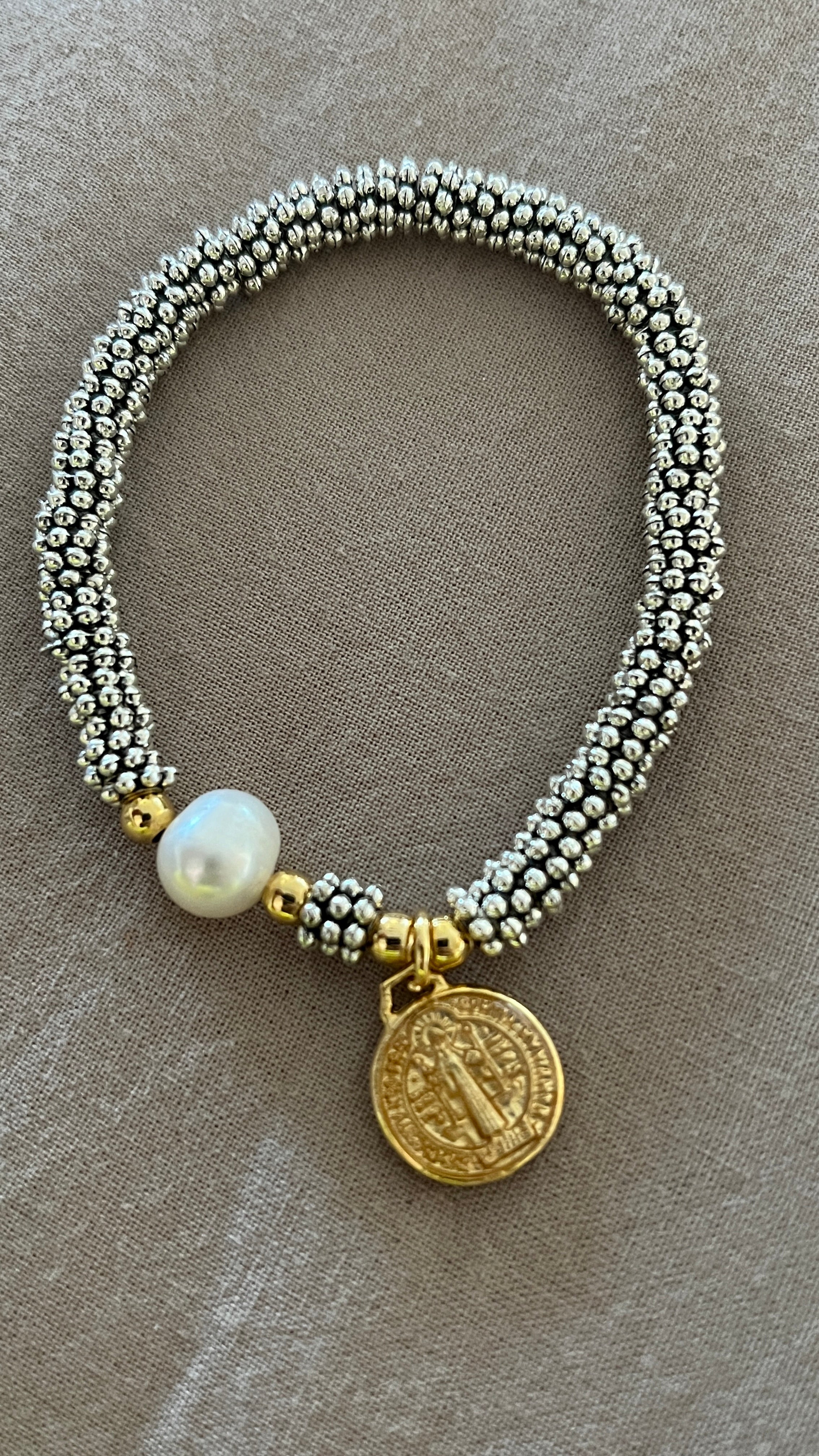 Pulsera San Benito dorada