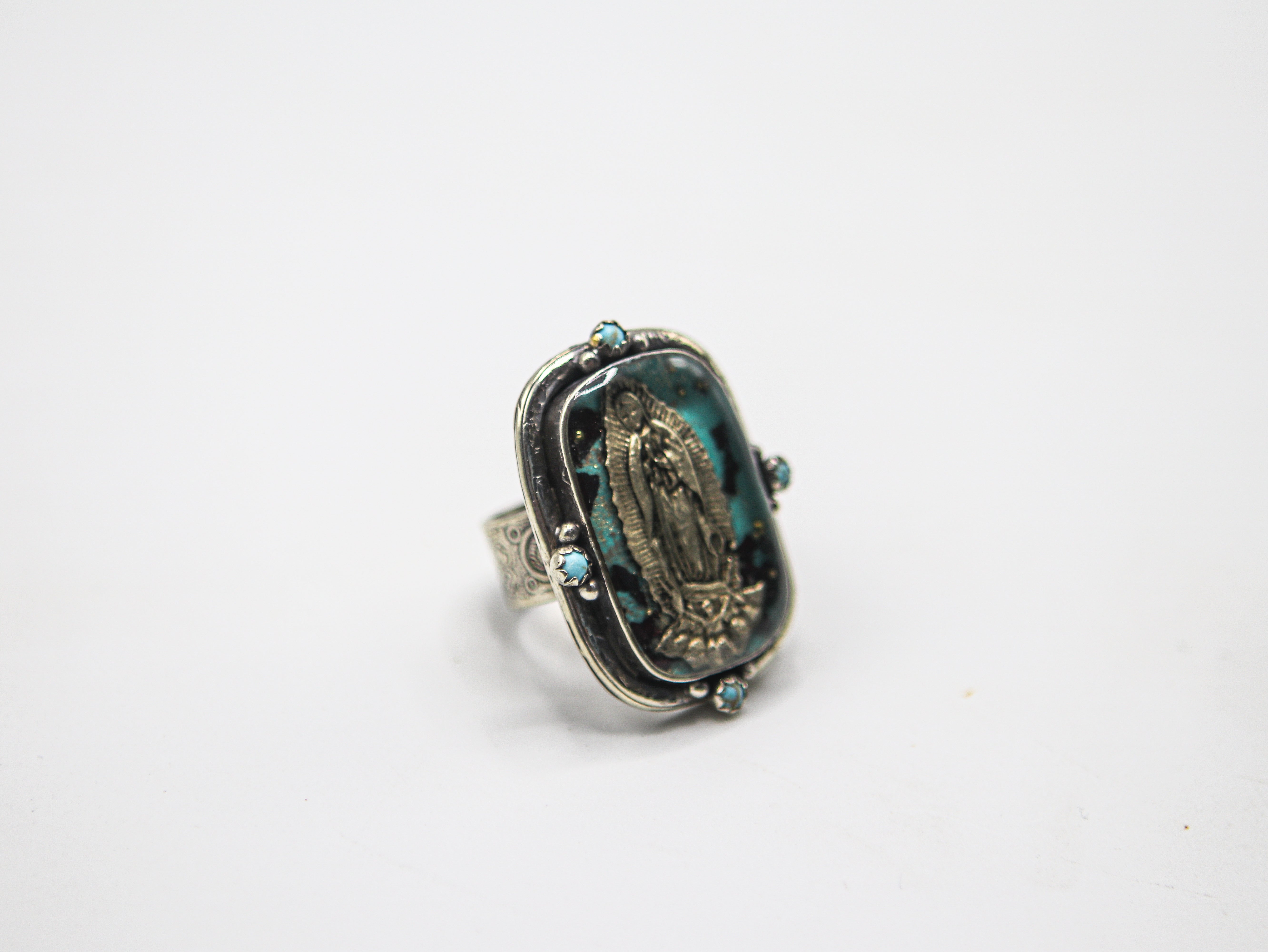 Anillo rectangular de la virgen