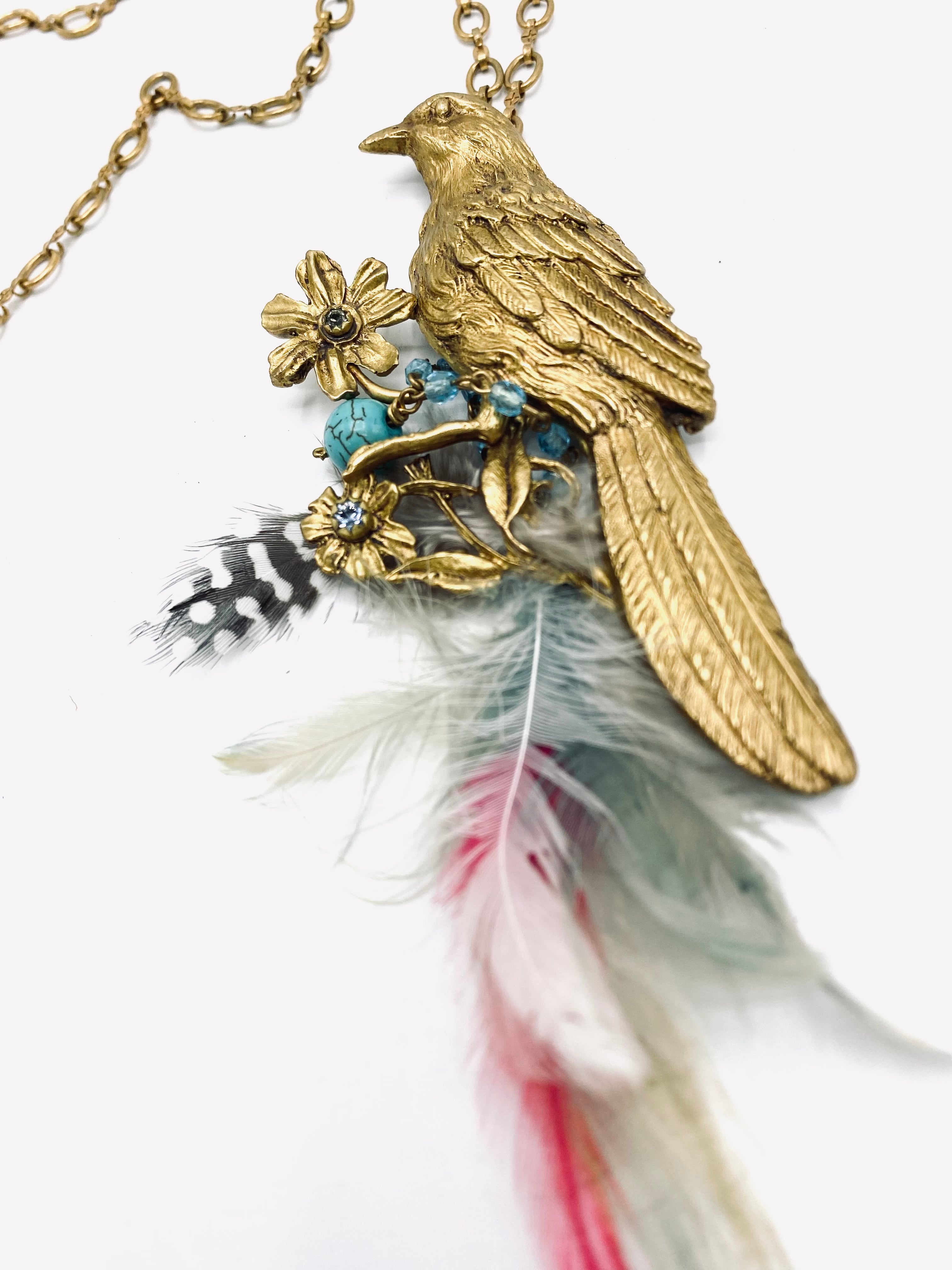 Collar pájaro y plumas