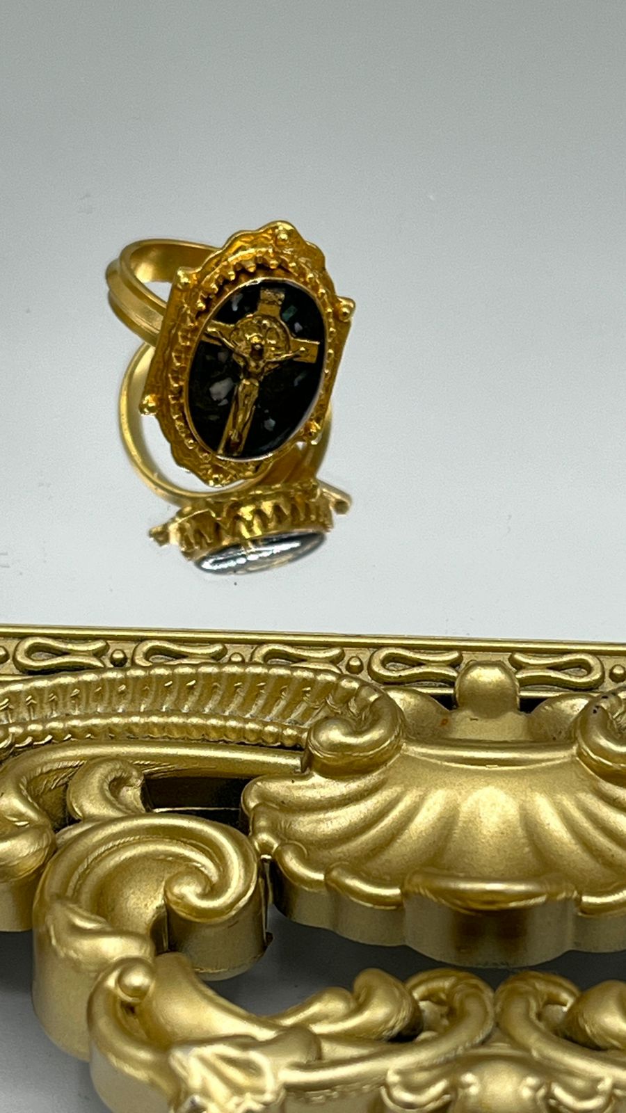 Anillo de cruz y jesus