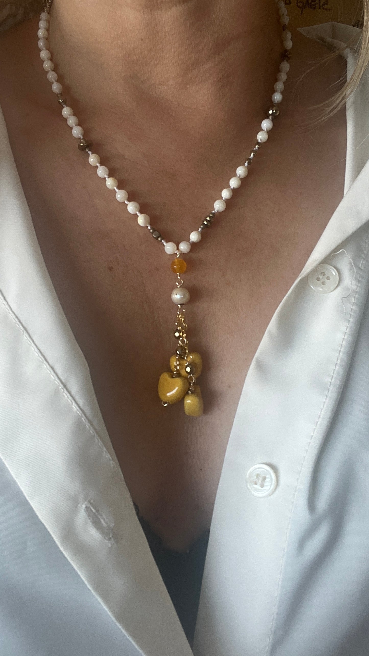 COLLAR PIEDRAS Y CORAZONES AMARILLOS