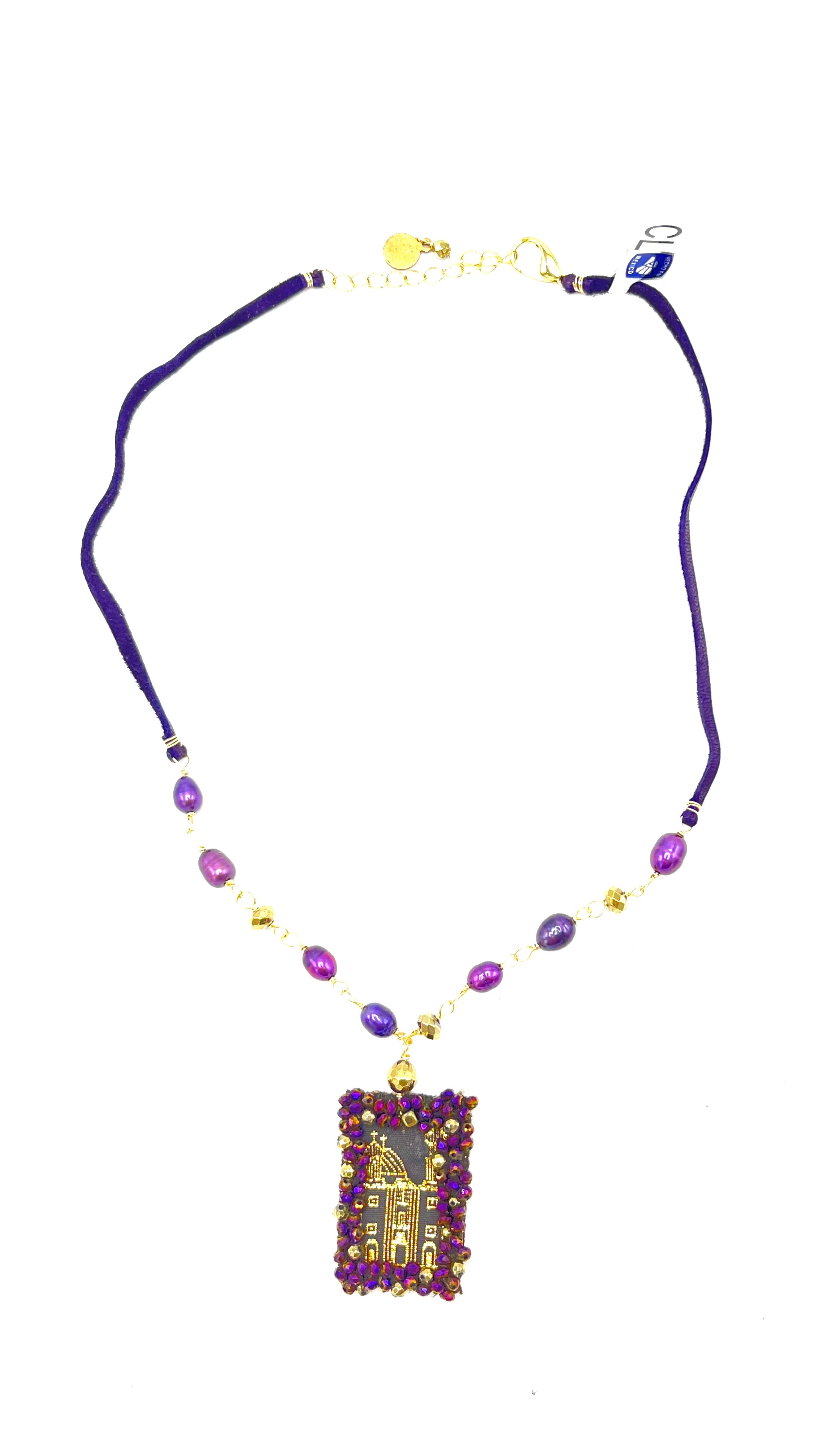 Collar de piedras y cuero