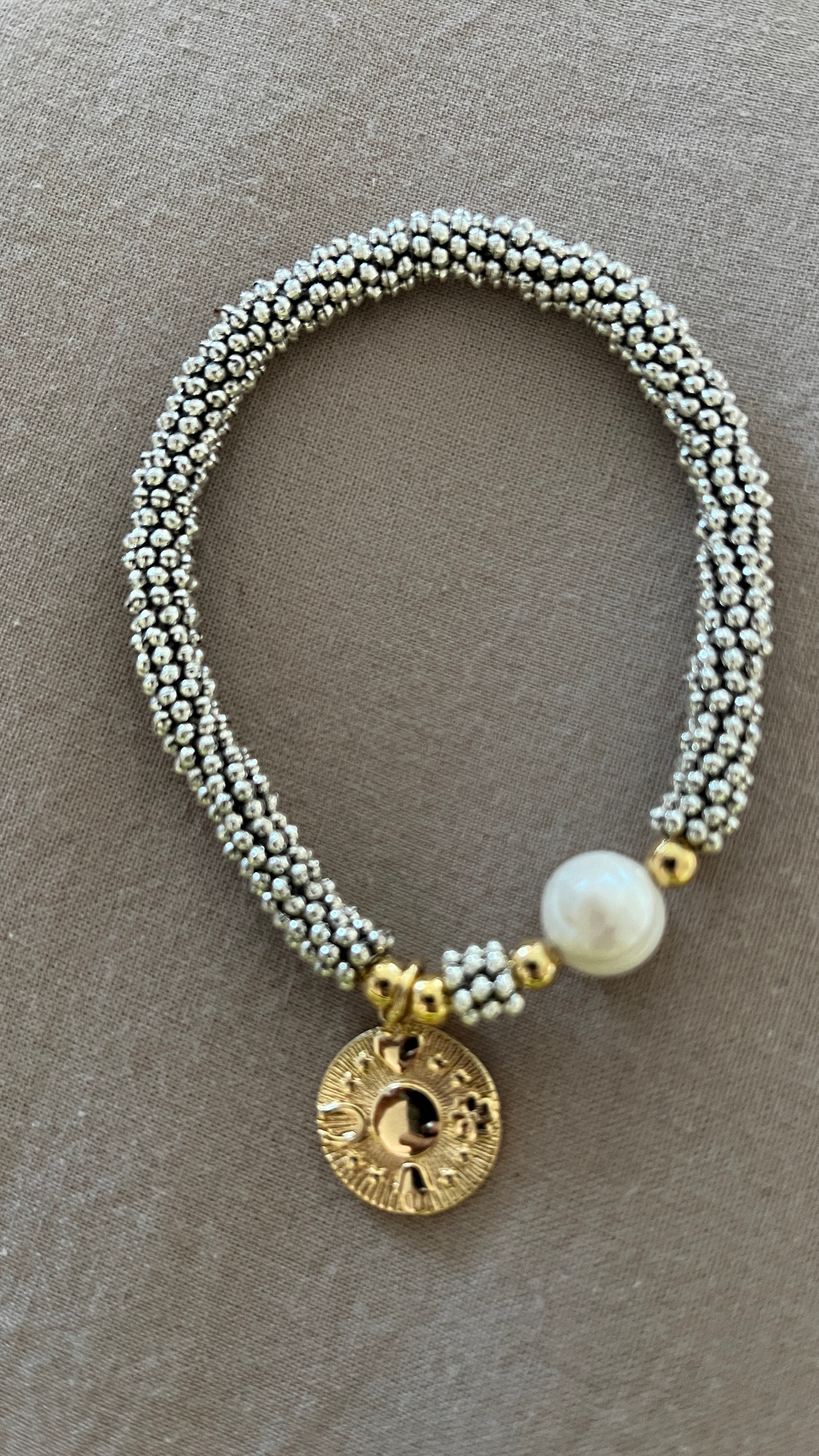 Pulsera mostacillas y amuleto