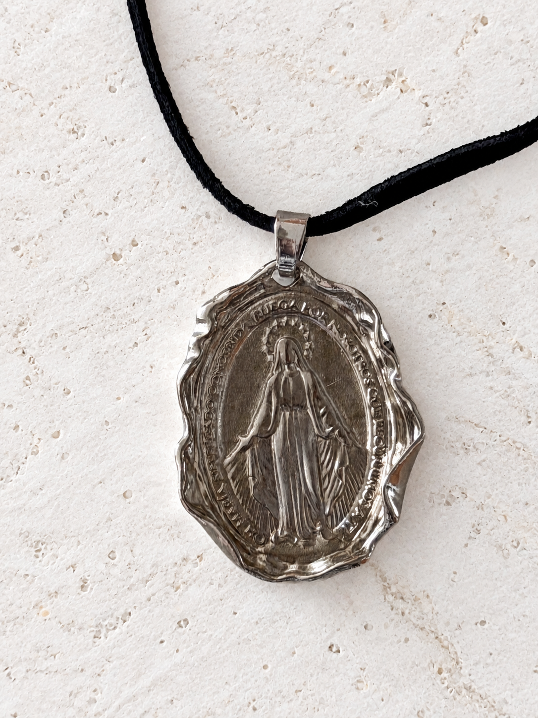 Cinta de reno negra ajustable con Virgen de los Rayos