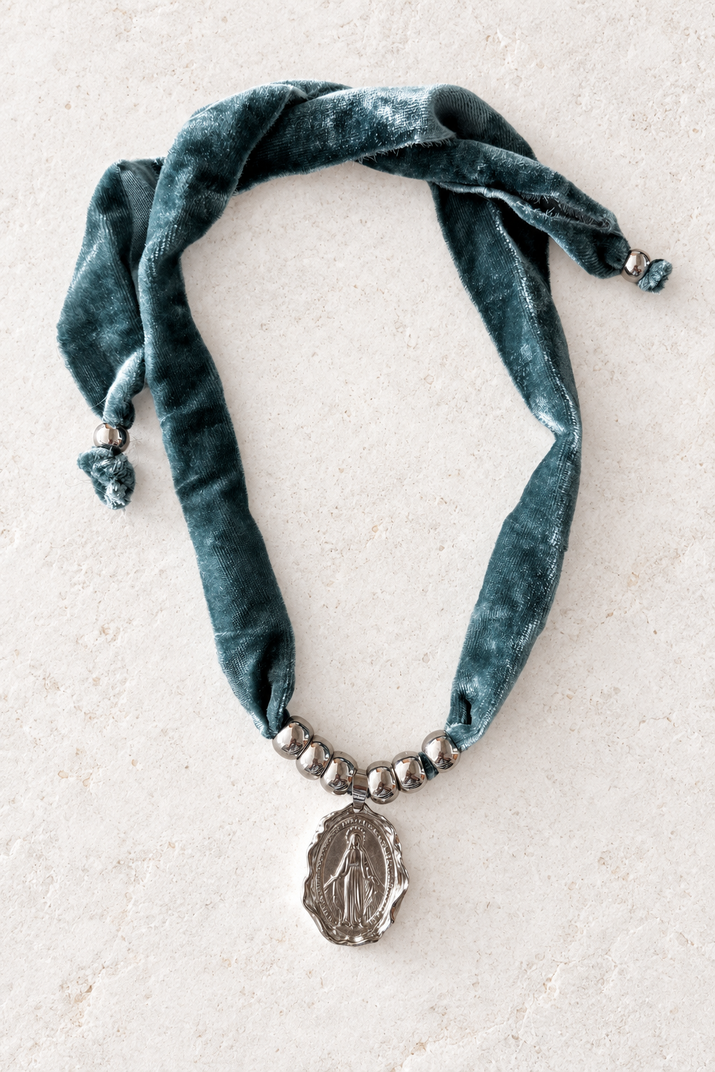 Collar Virgen de los Rayos, cinta terciopelo verde agua