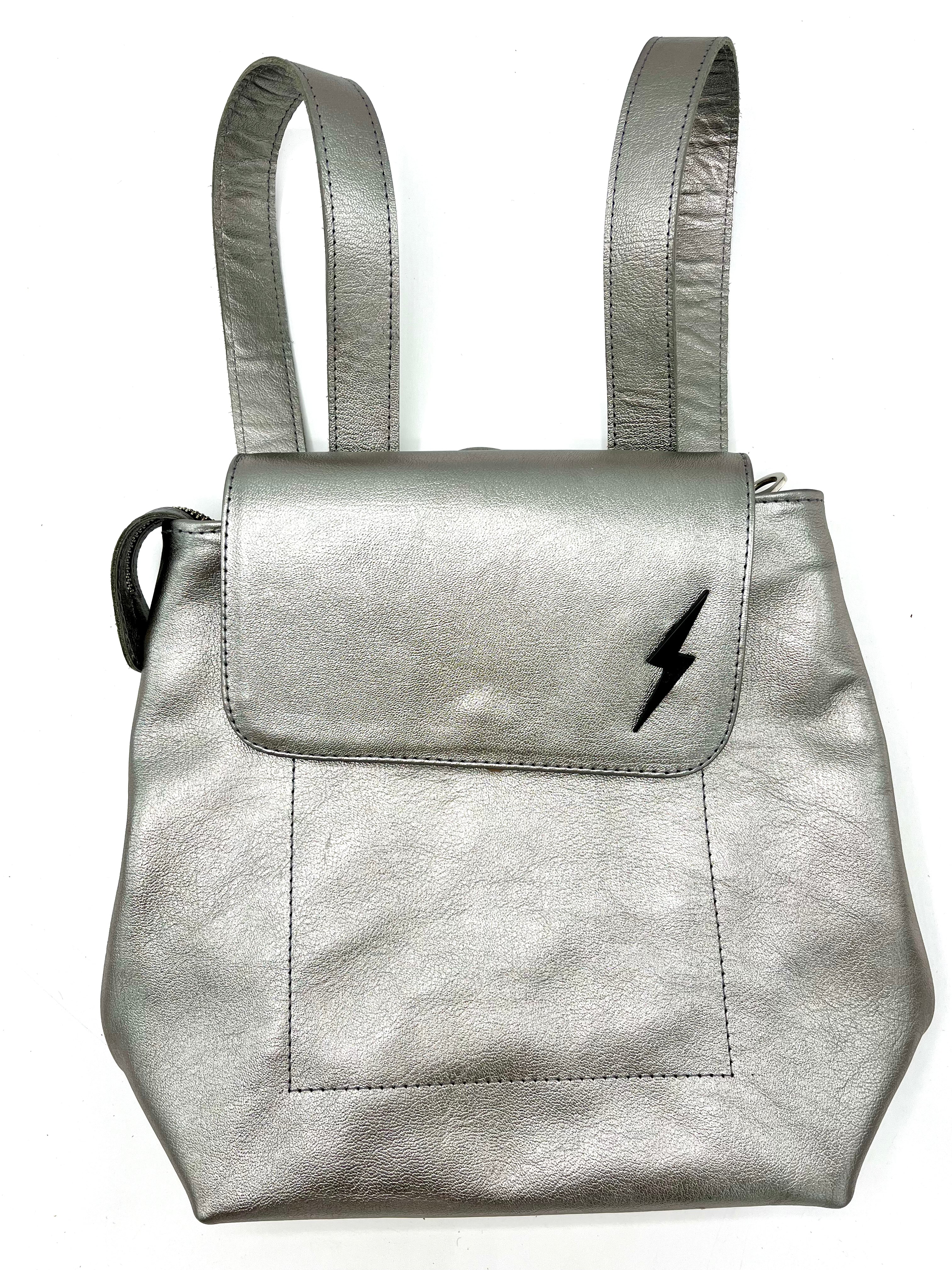 Mochila cuero color plata