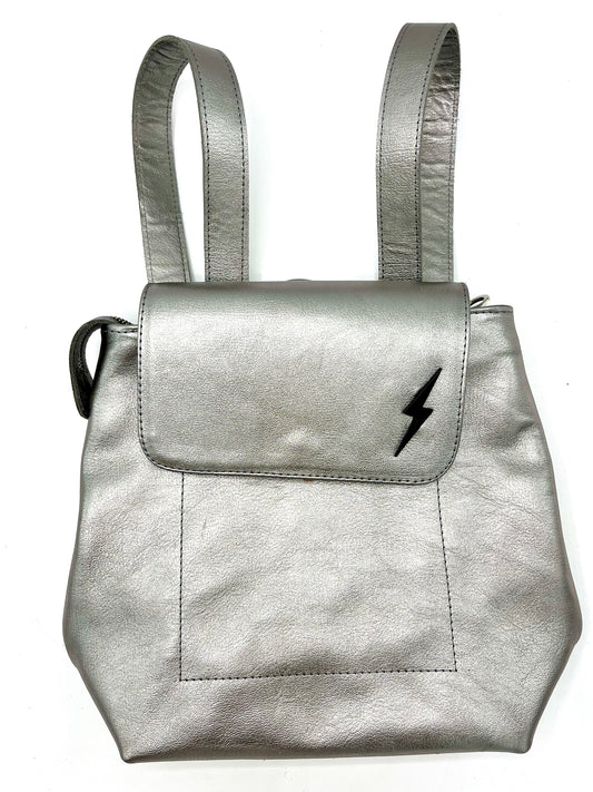 Mochila cuero color plata