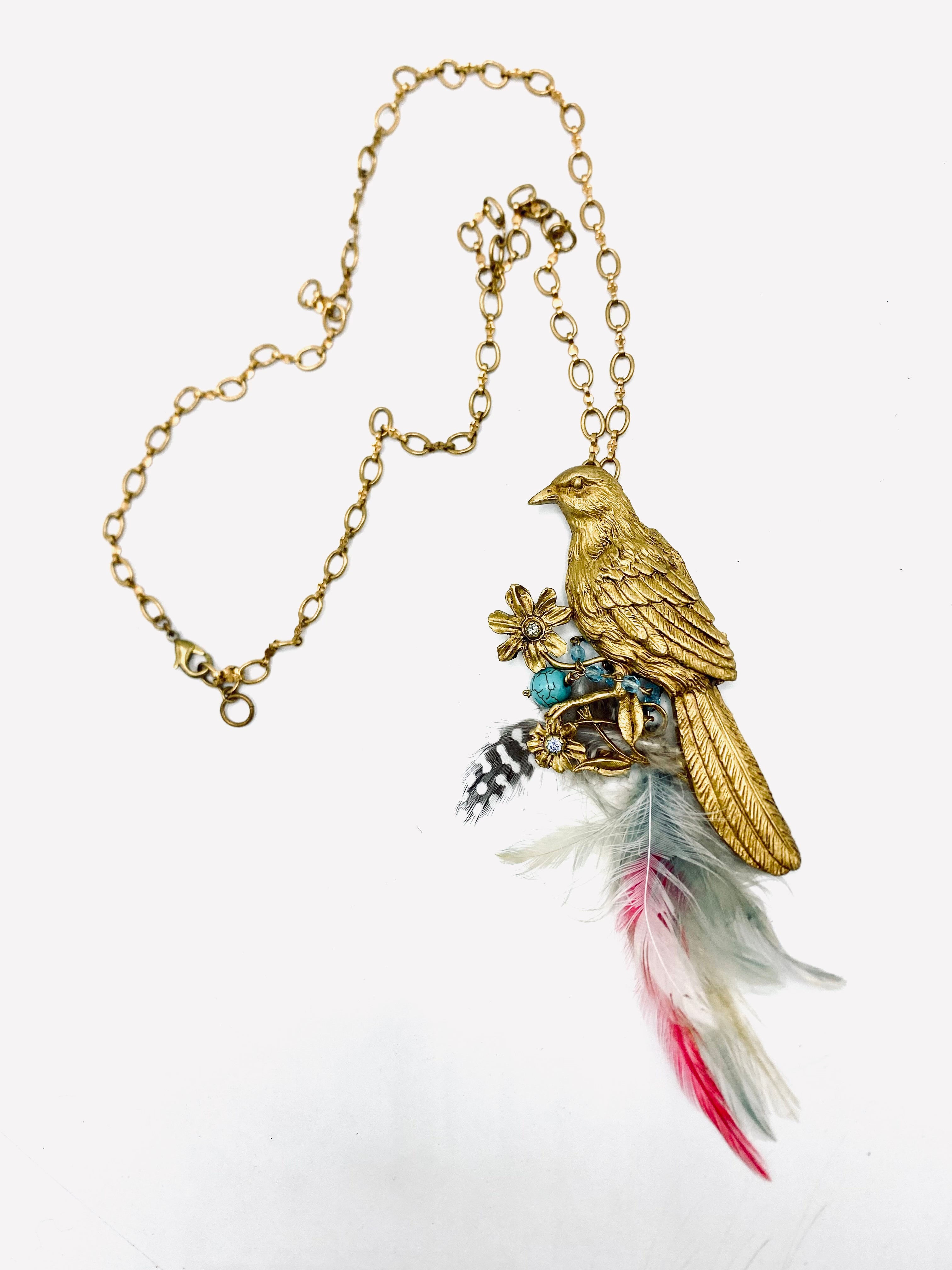 Collar pájaro y plumas