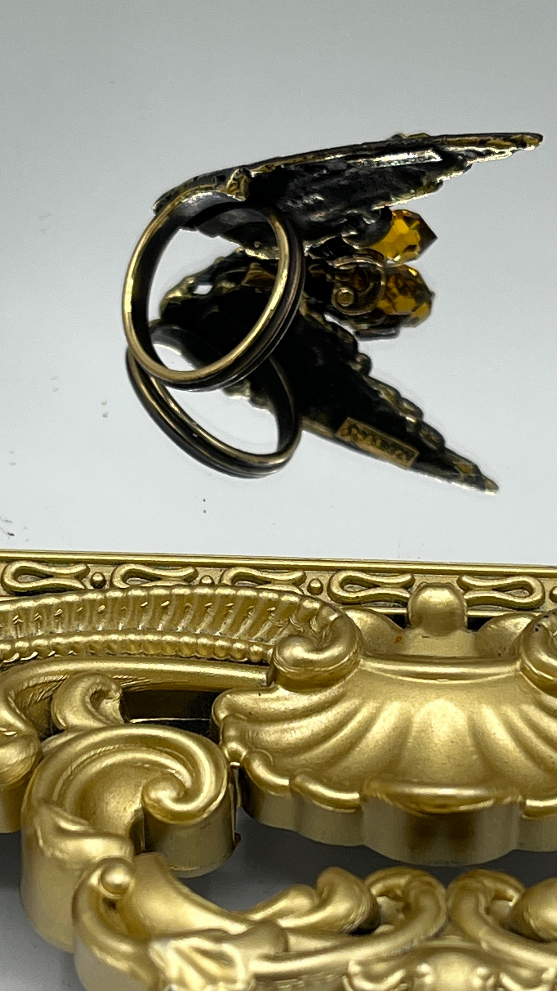 Anillo Ala y cristal