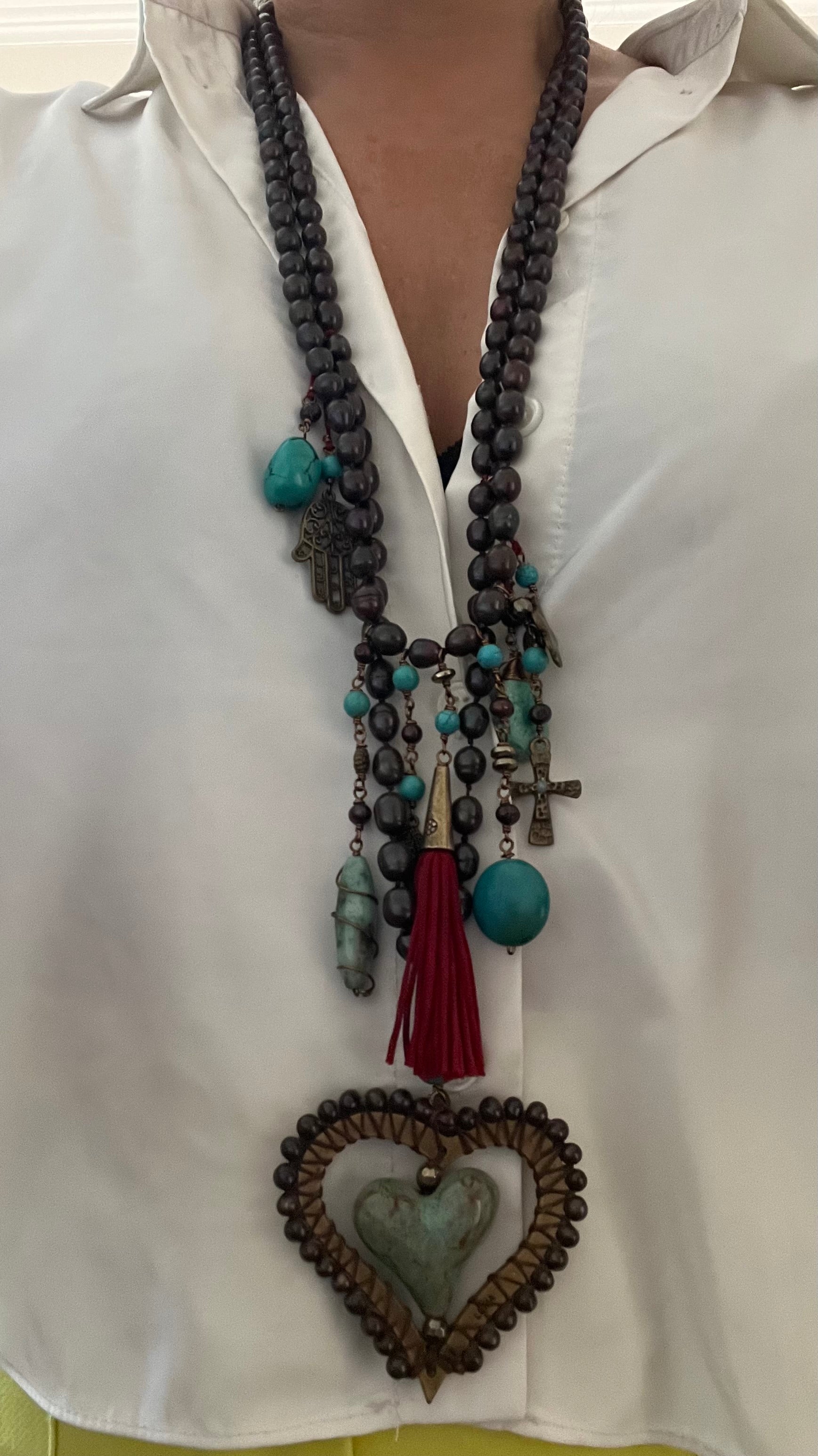 Collar largo de perlas y corazón