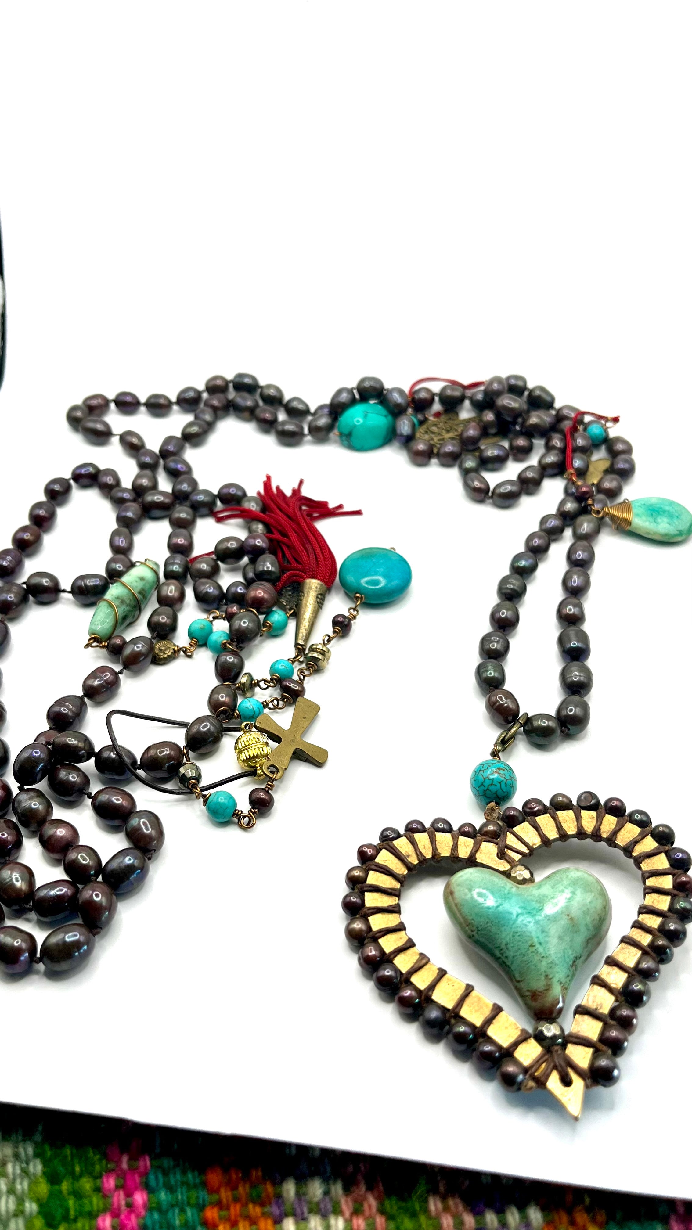 Collar largo de perlas y corazón