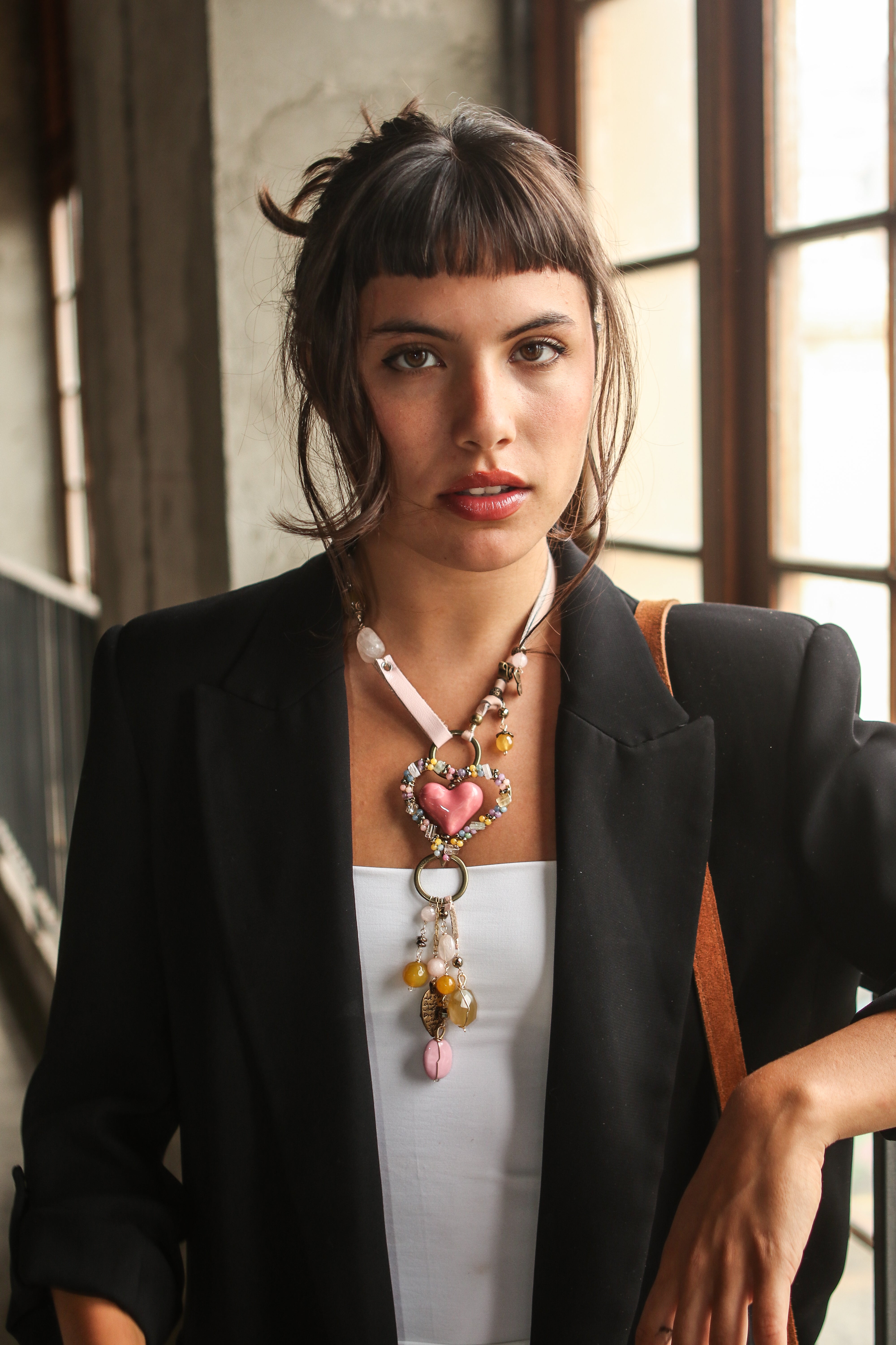 Collar de cuero, piedras y dijes