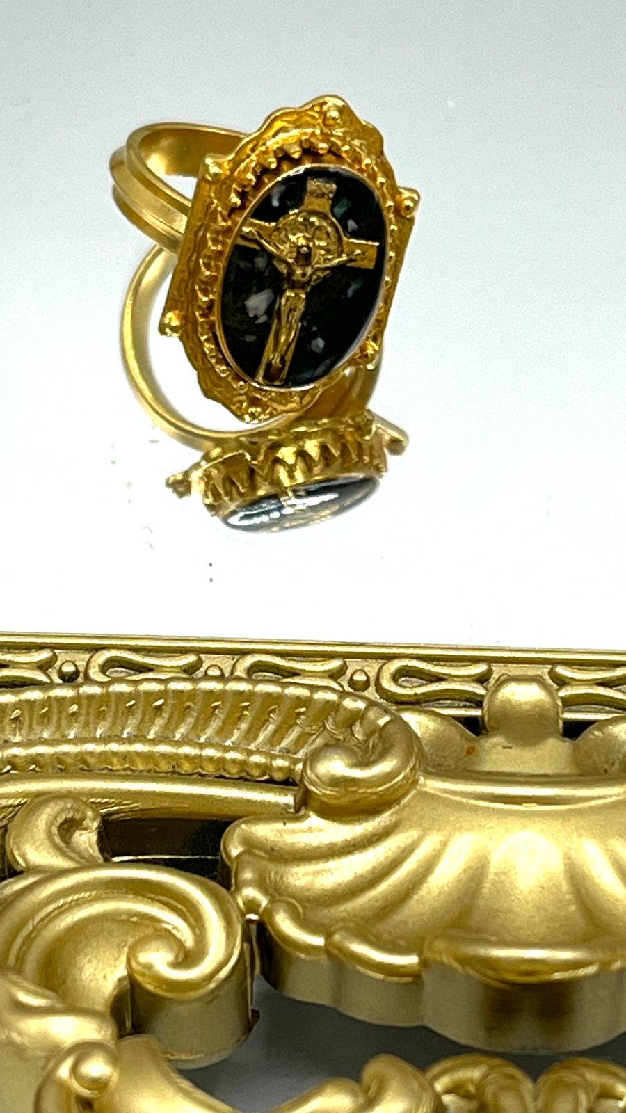 Anillo de cruz y jesus