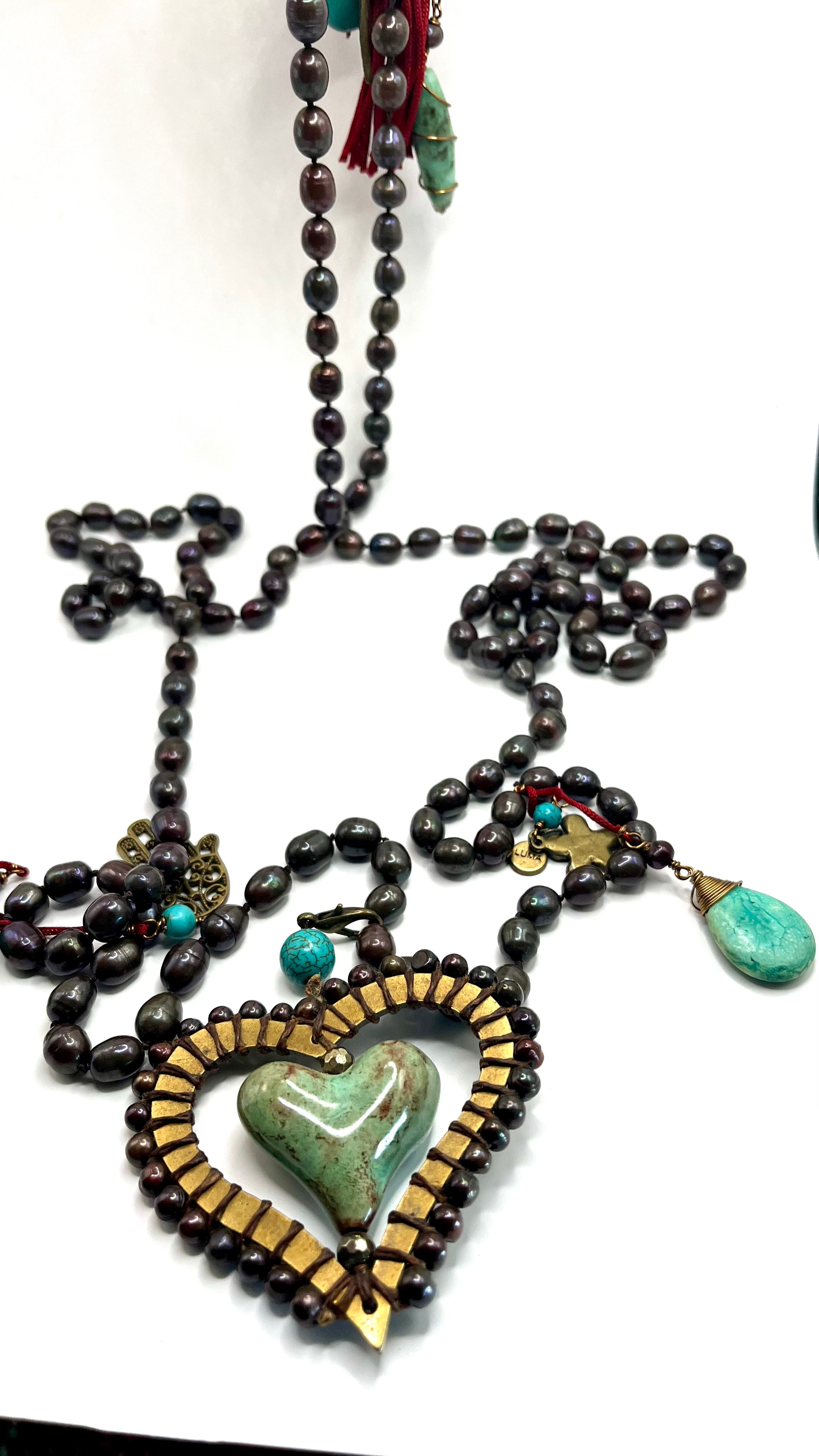 Collar largo de perlas y corazón