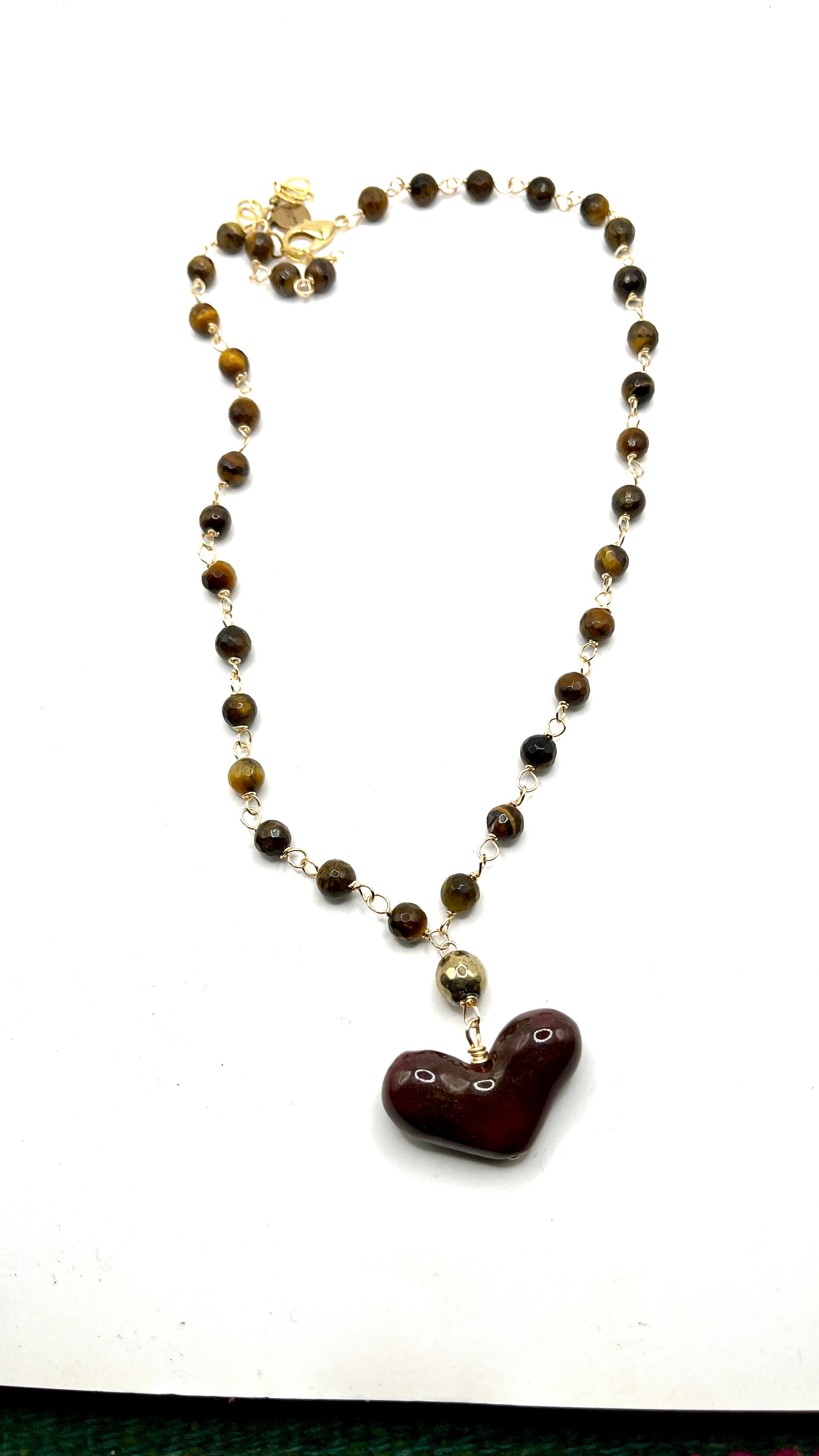 Collar de piedras entorchadas café