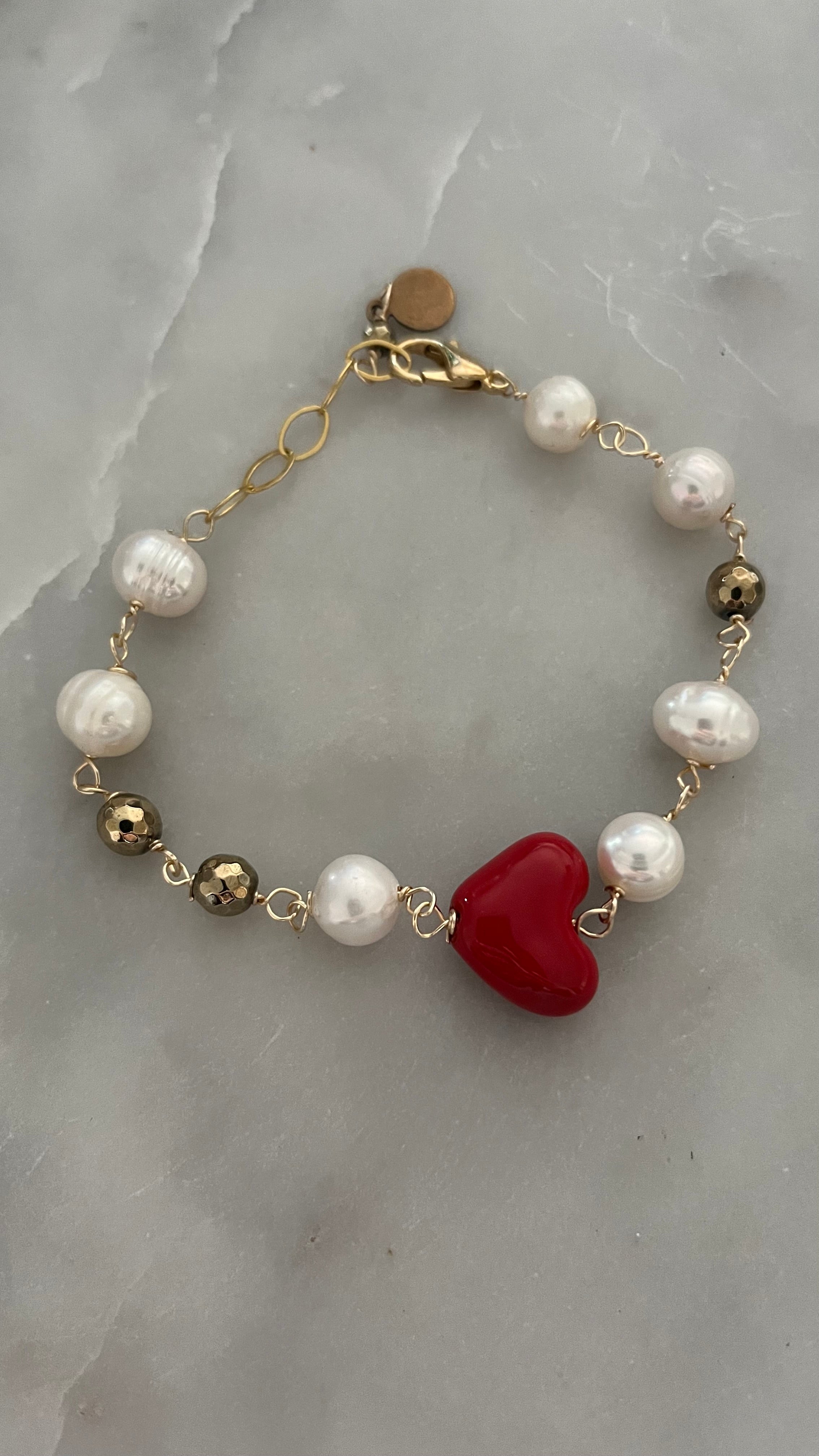 Pulsera de Perlas entorchadas, piritas y corazón