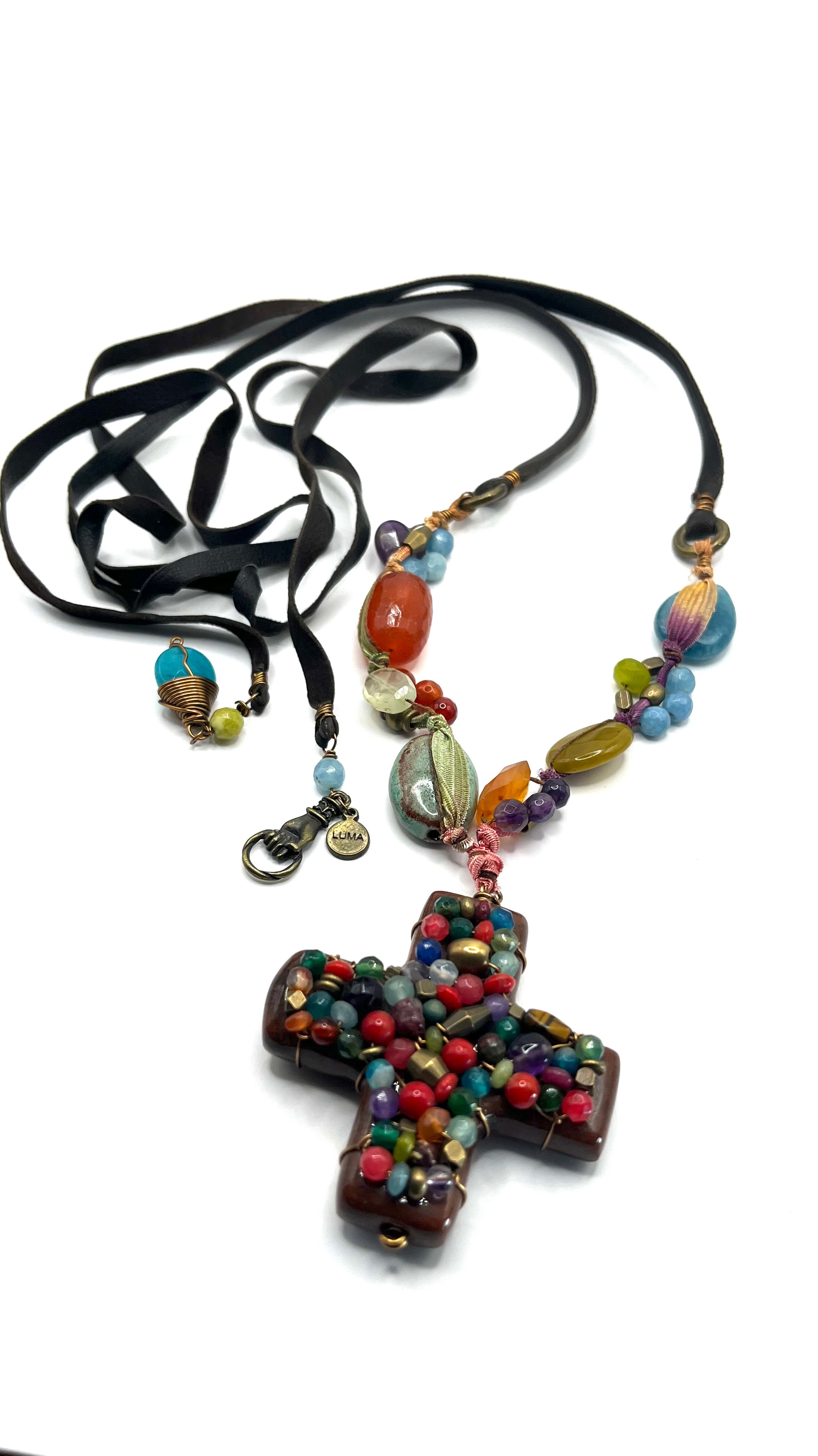 Collar cruz con piedras semipreciosas