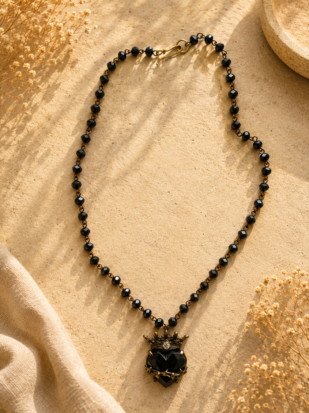 Collar Sagrado Corazon negro y cristales