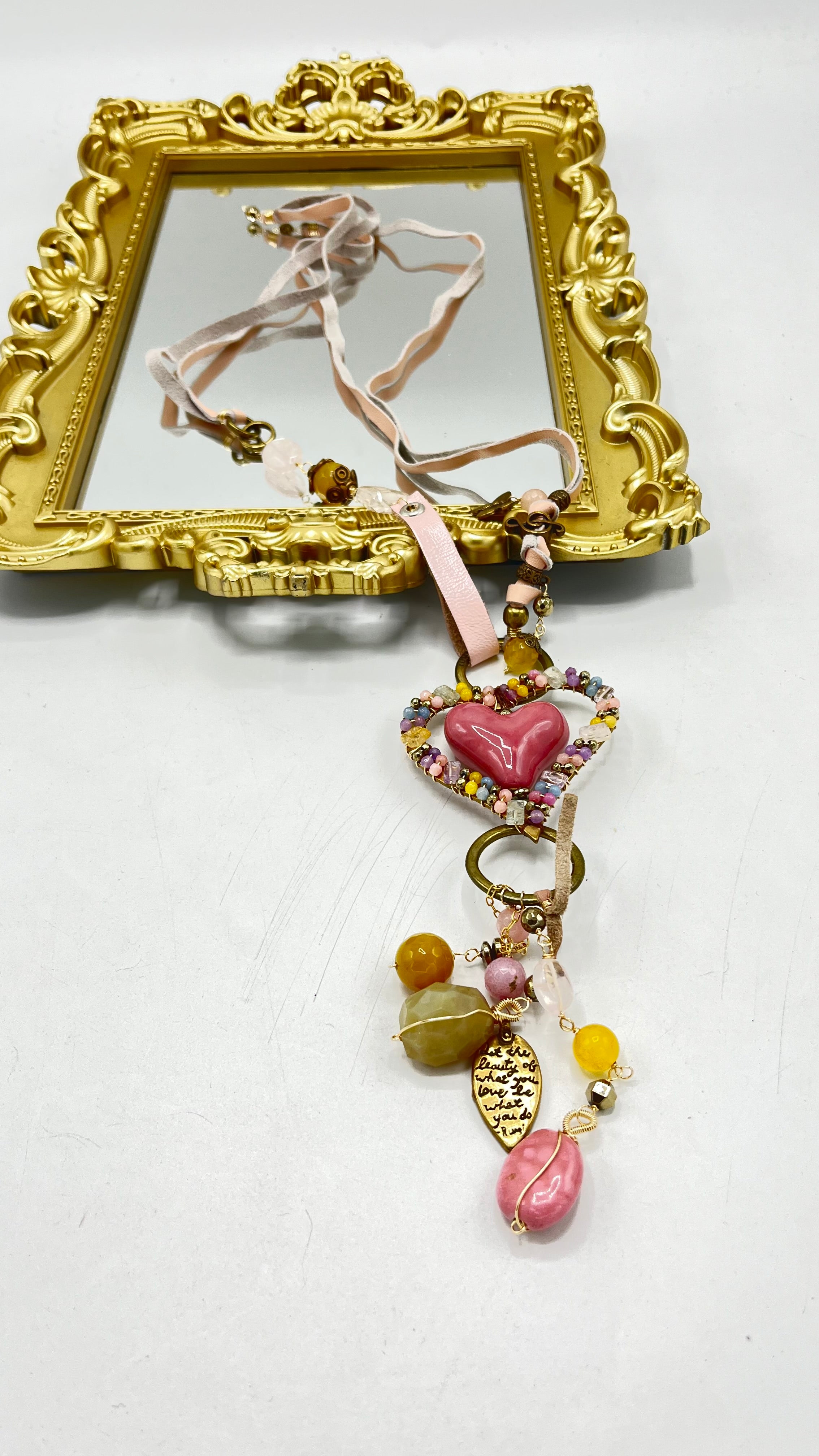 Collar de cuero, piedras y dijes