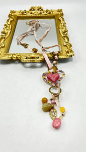 Collar de cuero, piedras y dijes