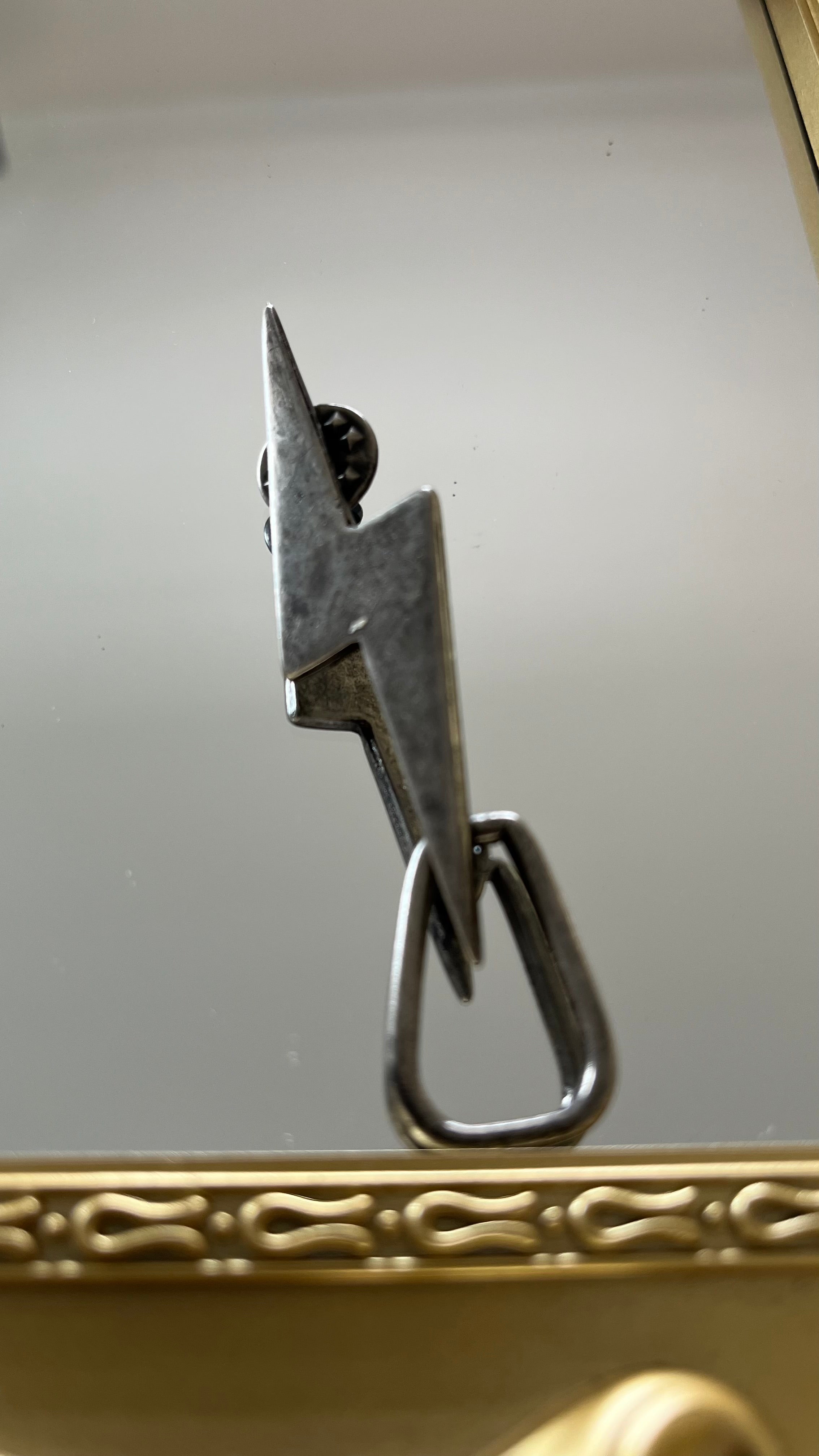 Pin porta anteojo color plata vieja