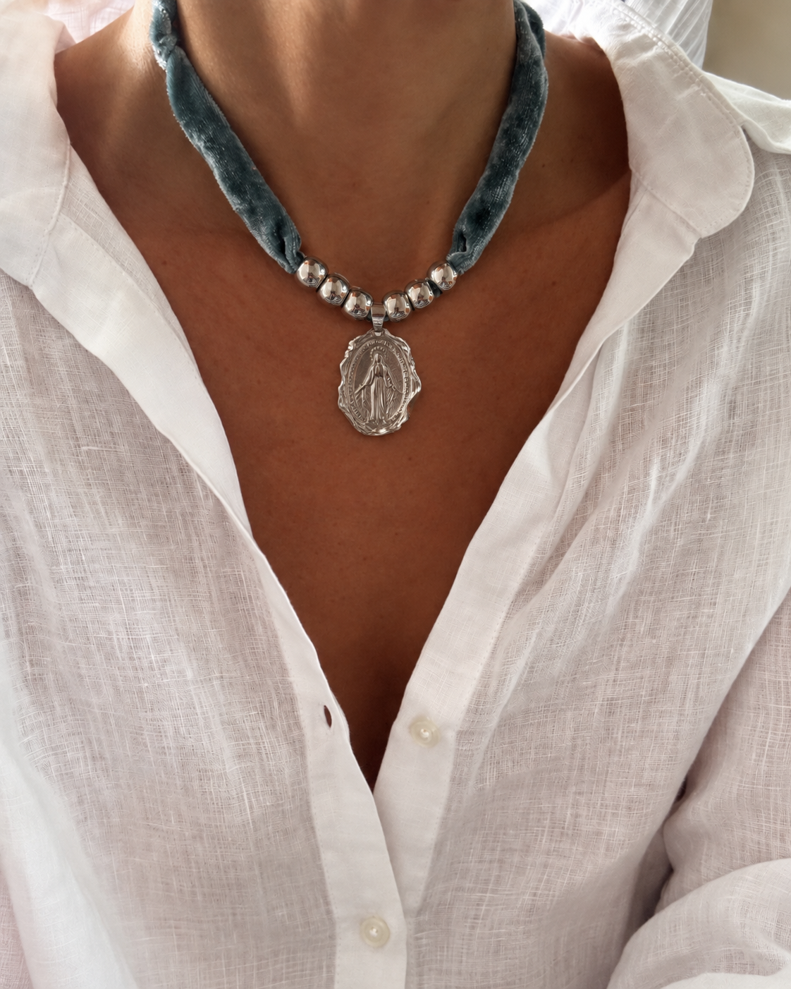 Collar Virgen de los Rayos, cinta terciopelo verde agua