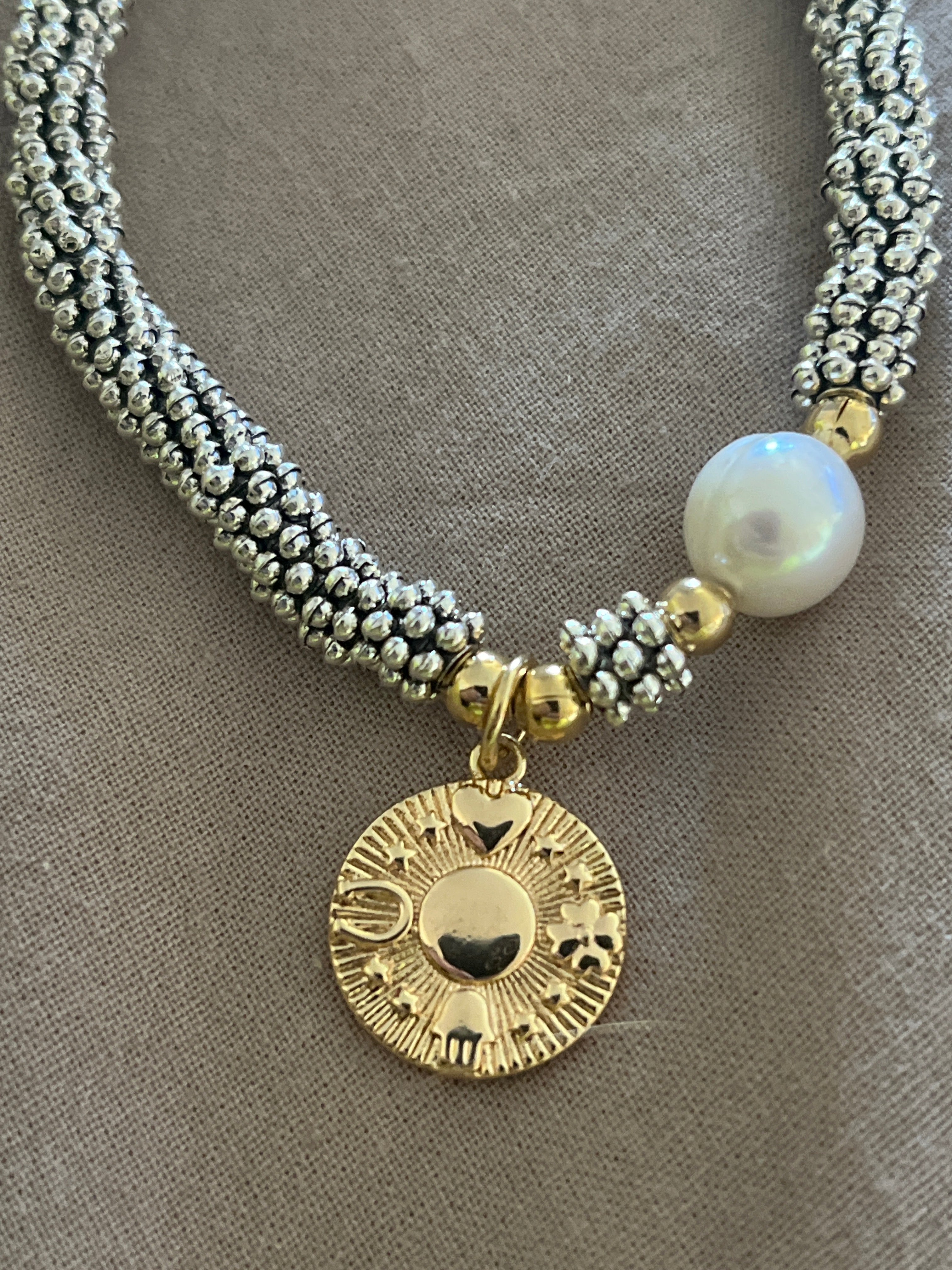 Pulsera mostacillas y amuleto