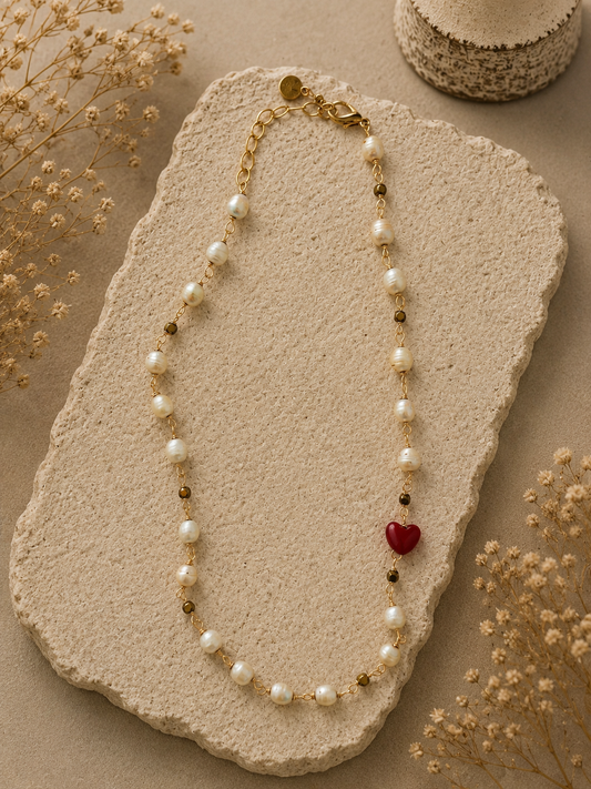 Collar de perlas y corazones