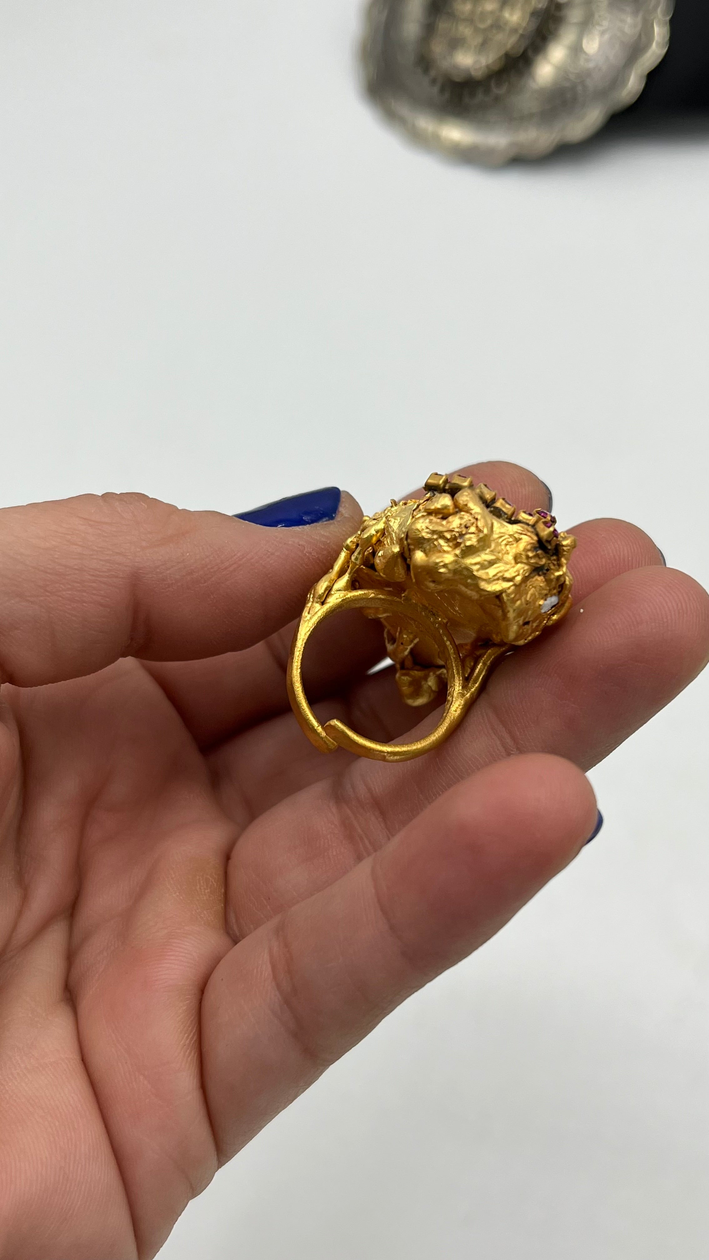Anillo Barroco piedra drusa con cristales engastados