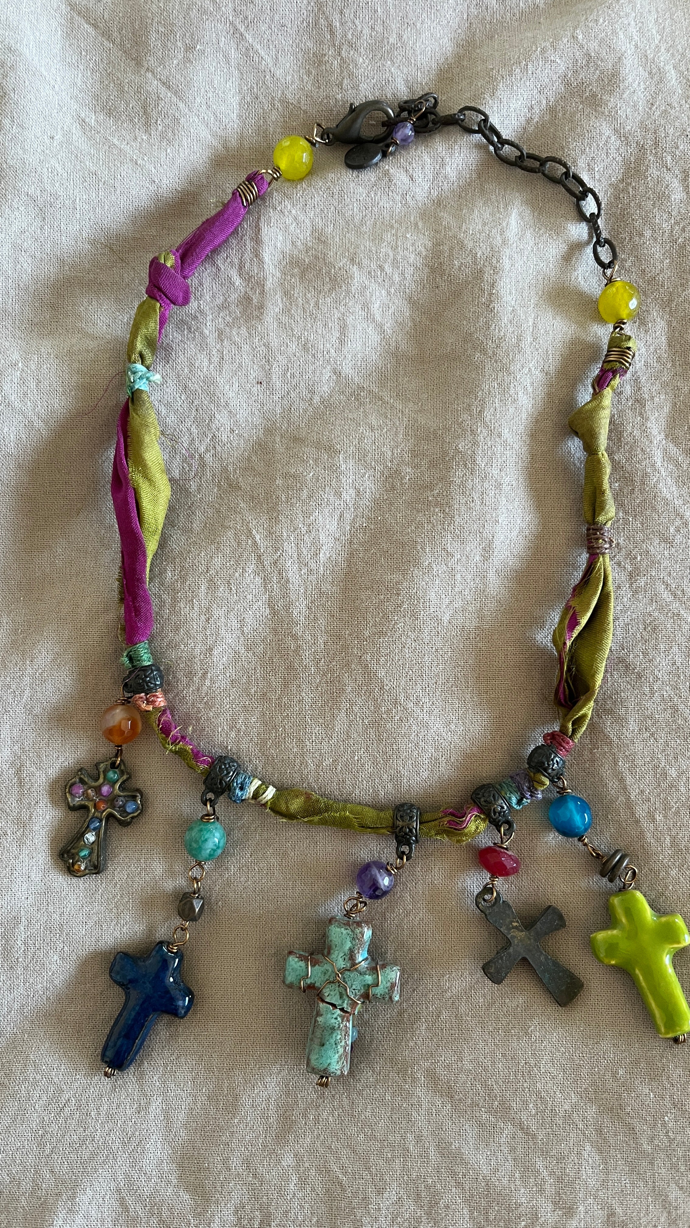 Collar cruces  y seda