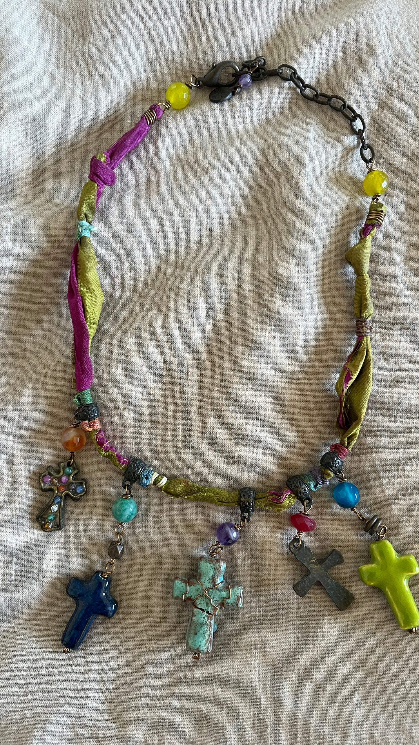 COLLAR CRUCES Y SEDAS