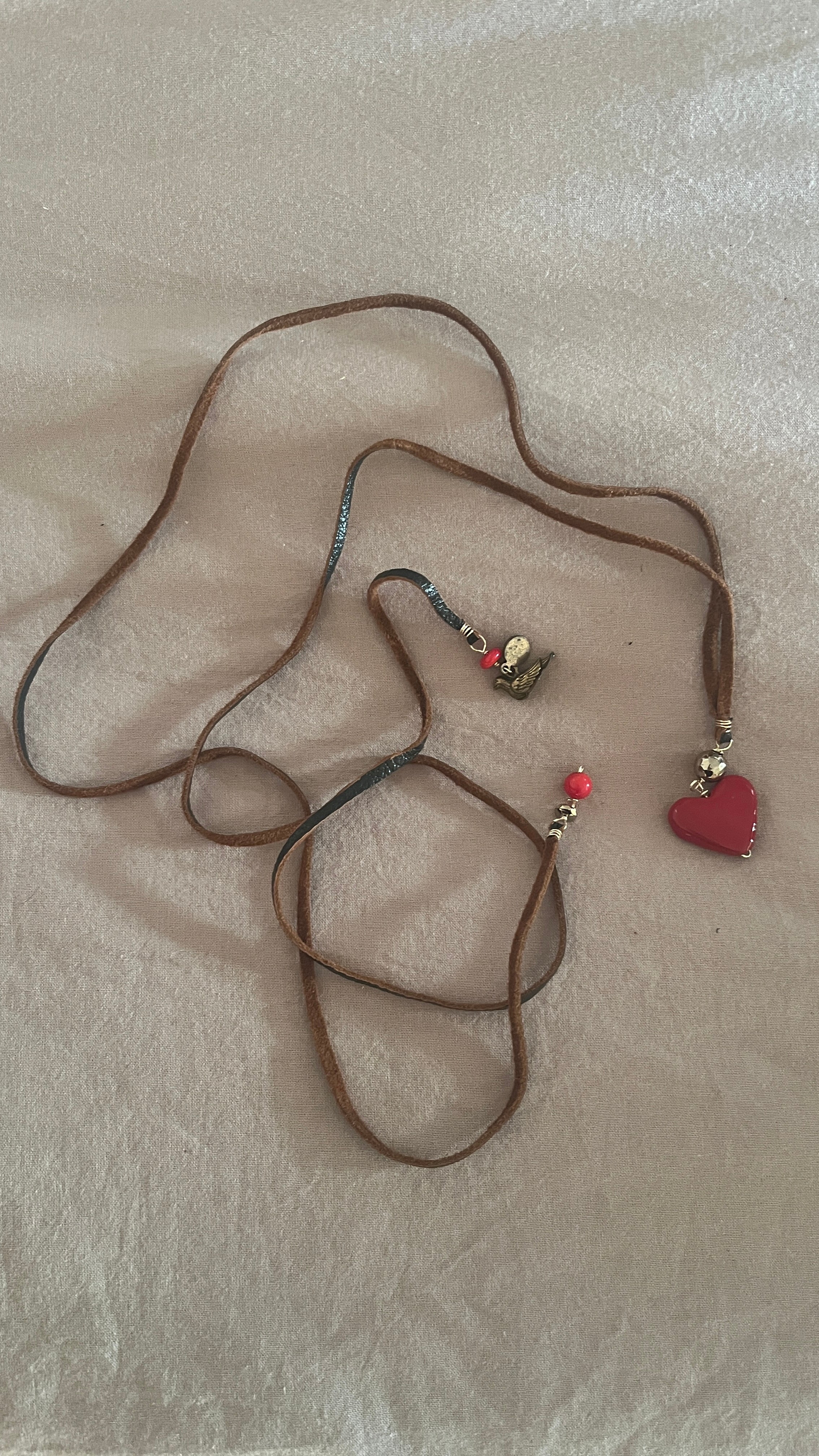 Collar cuero corazón