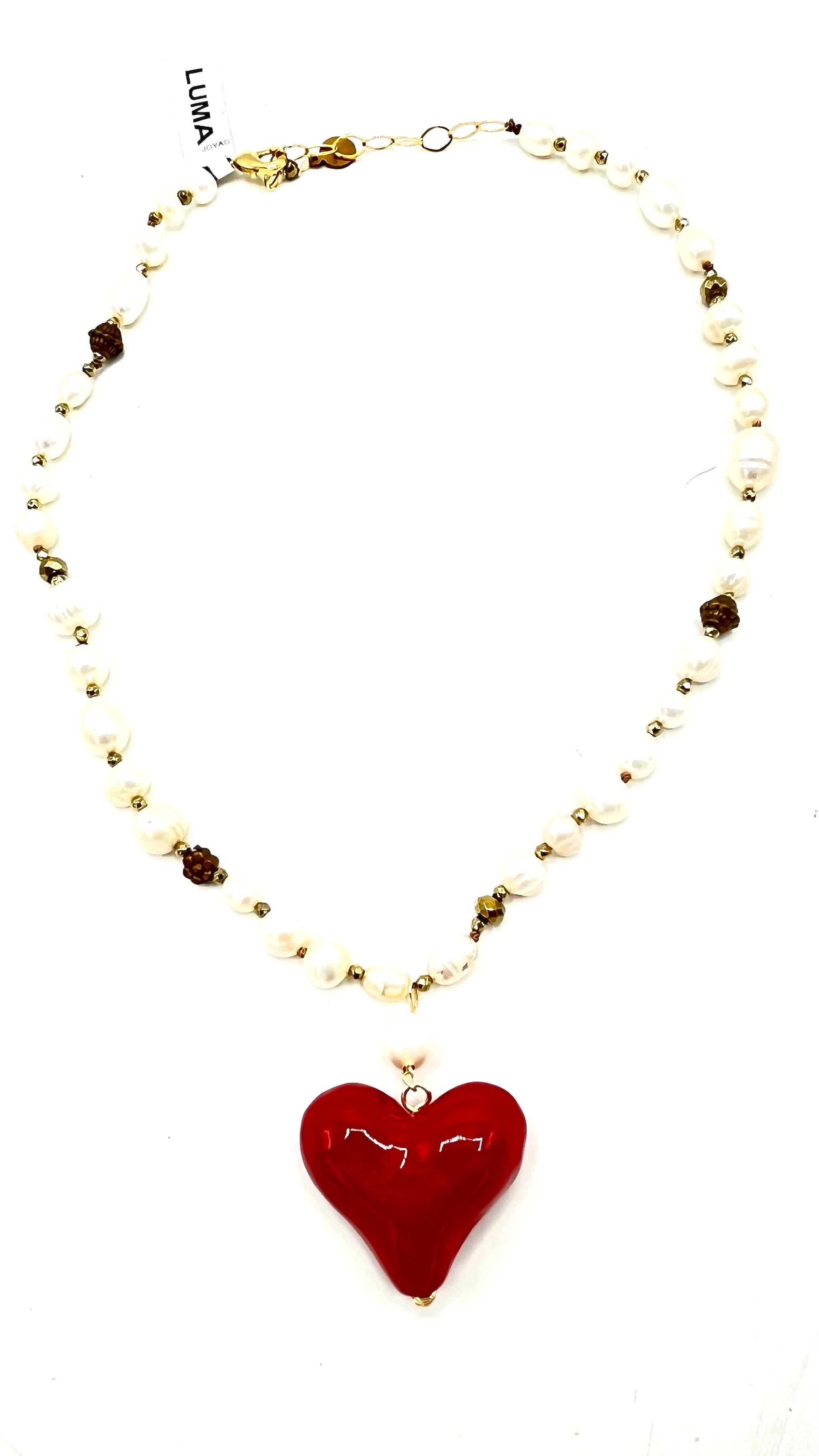 Collar de perlas y piritas