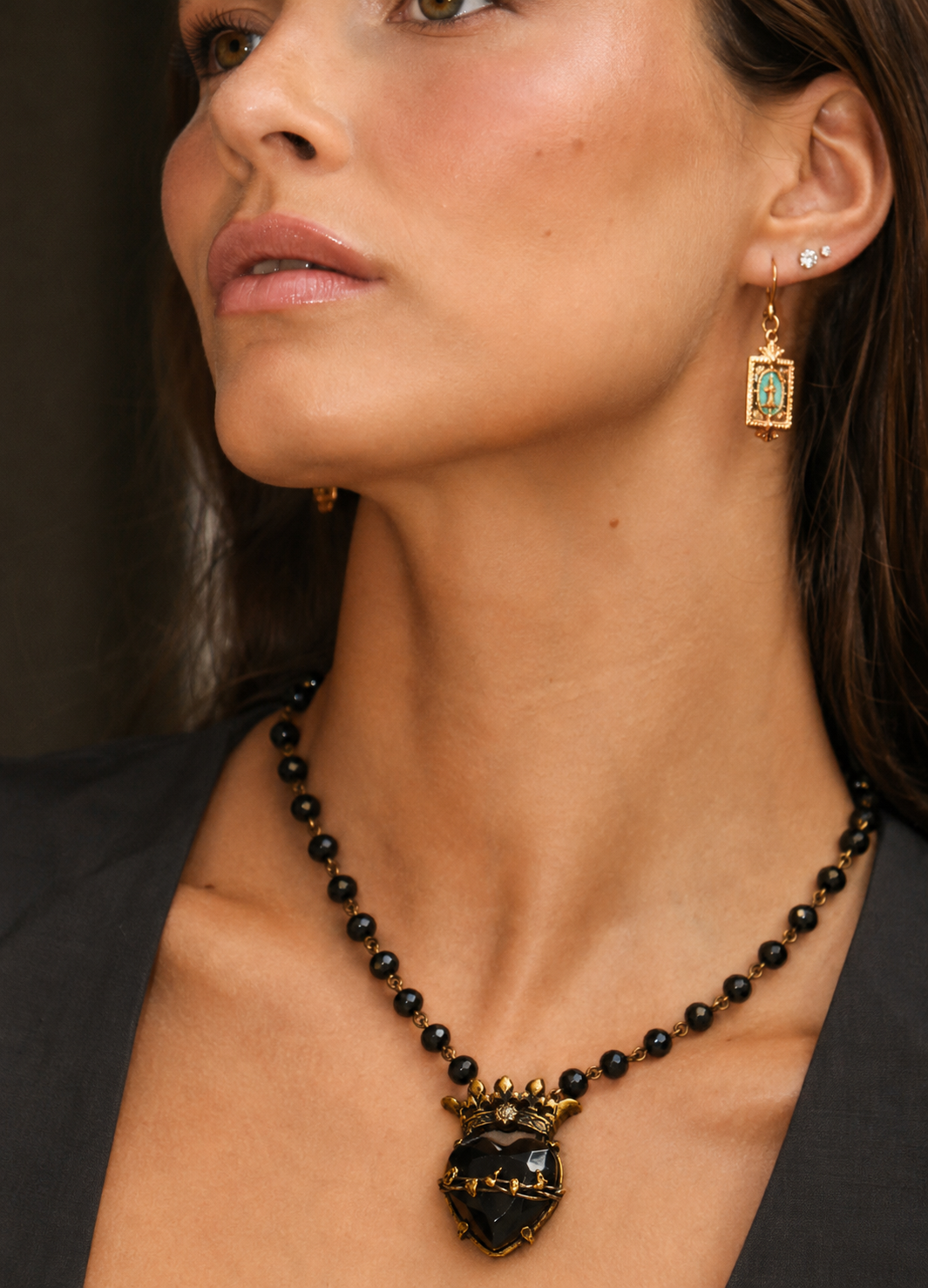 Collar Sagrado Corazon negro y cristales