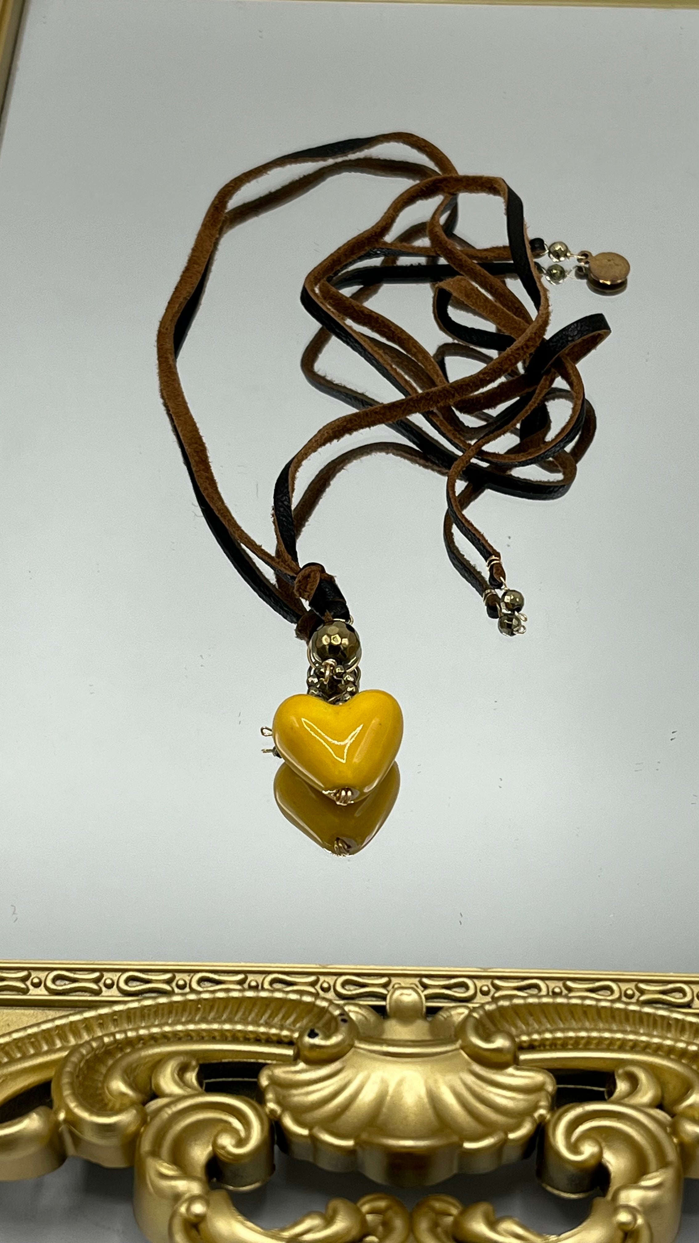 Collar de cuero con corazón amarillo y pirita