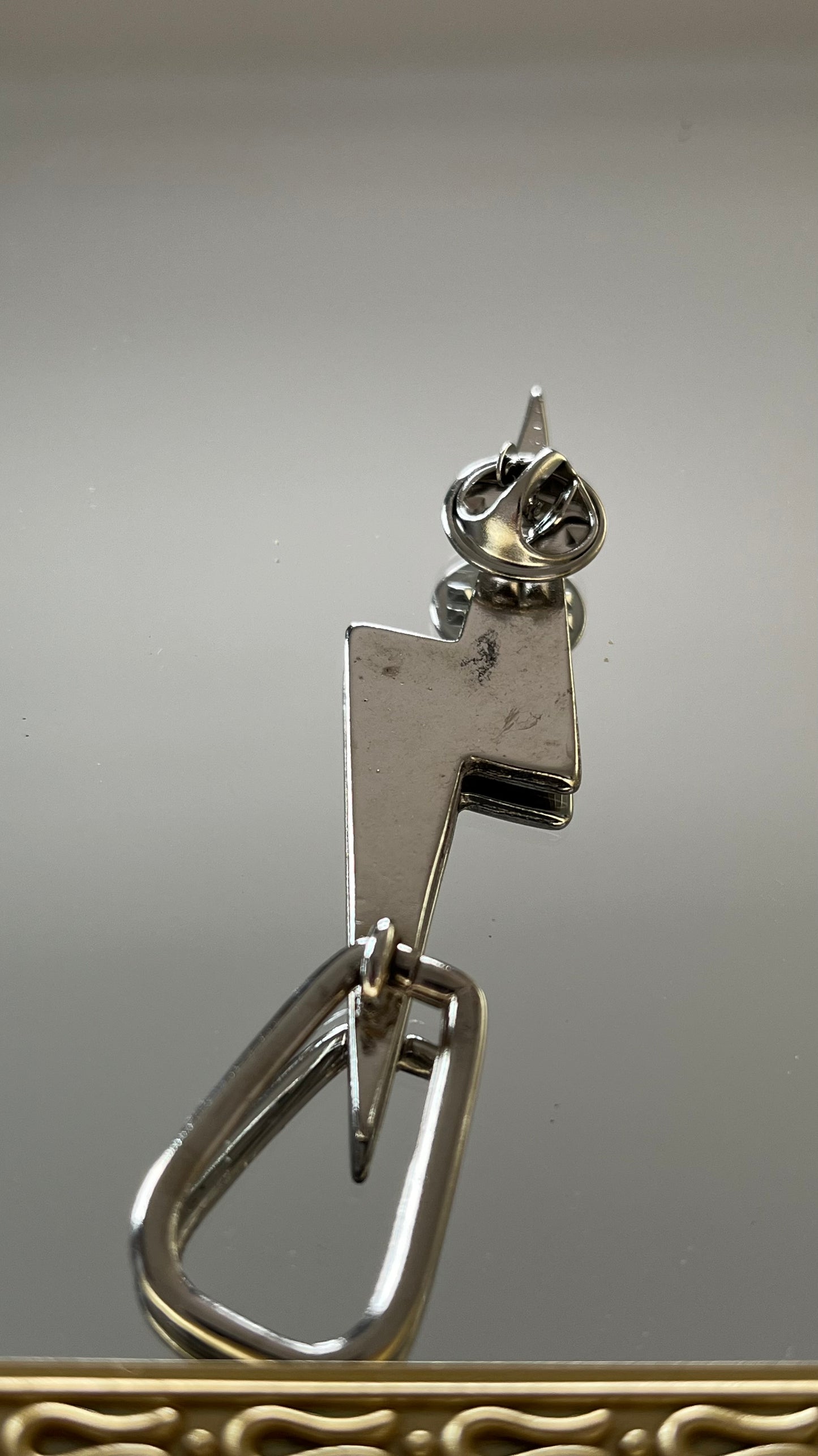 Pin porta anteojo color níquel
