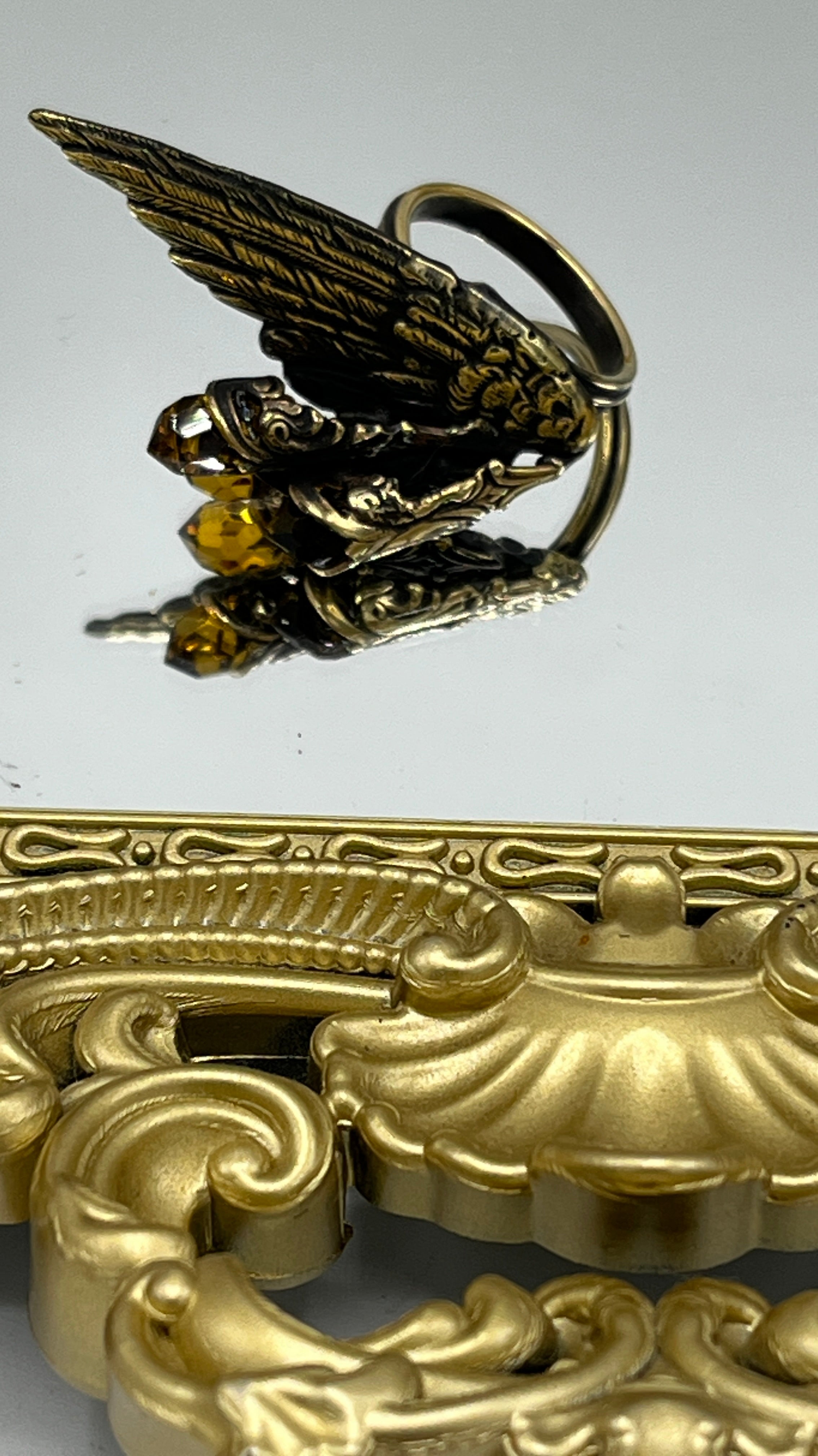 Anillo Ala y cristal