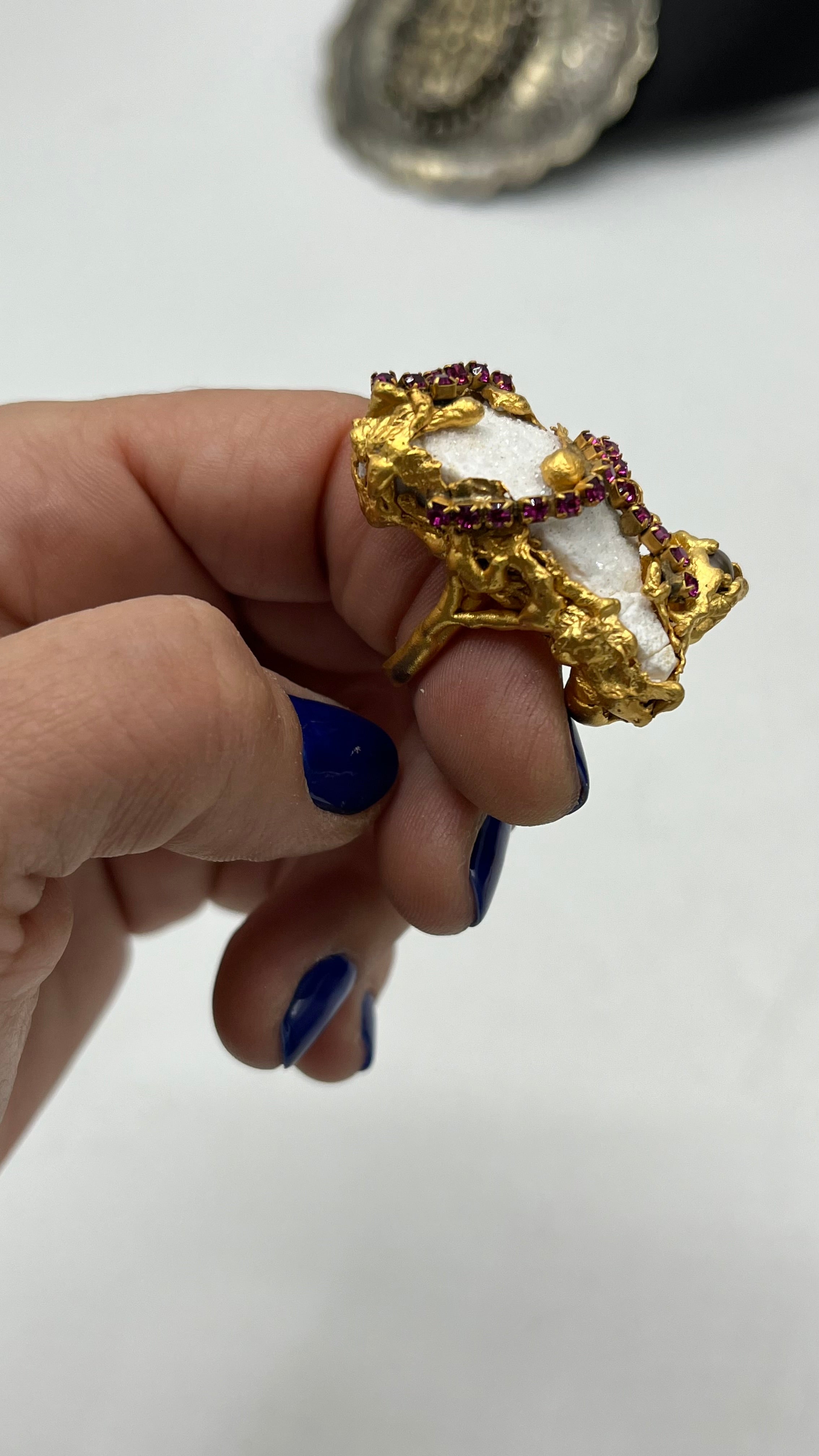Anillo Barroco piedra drusa con cristales engastados