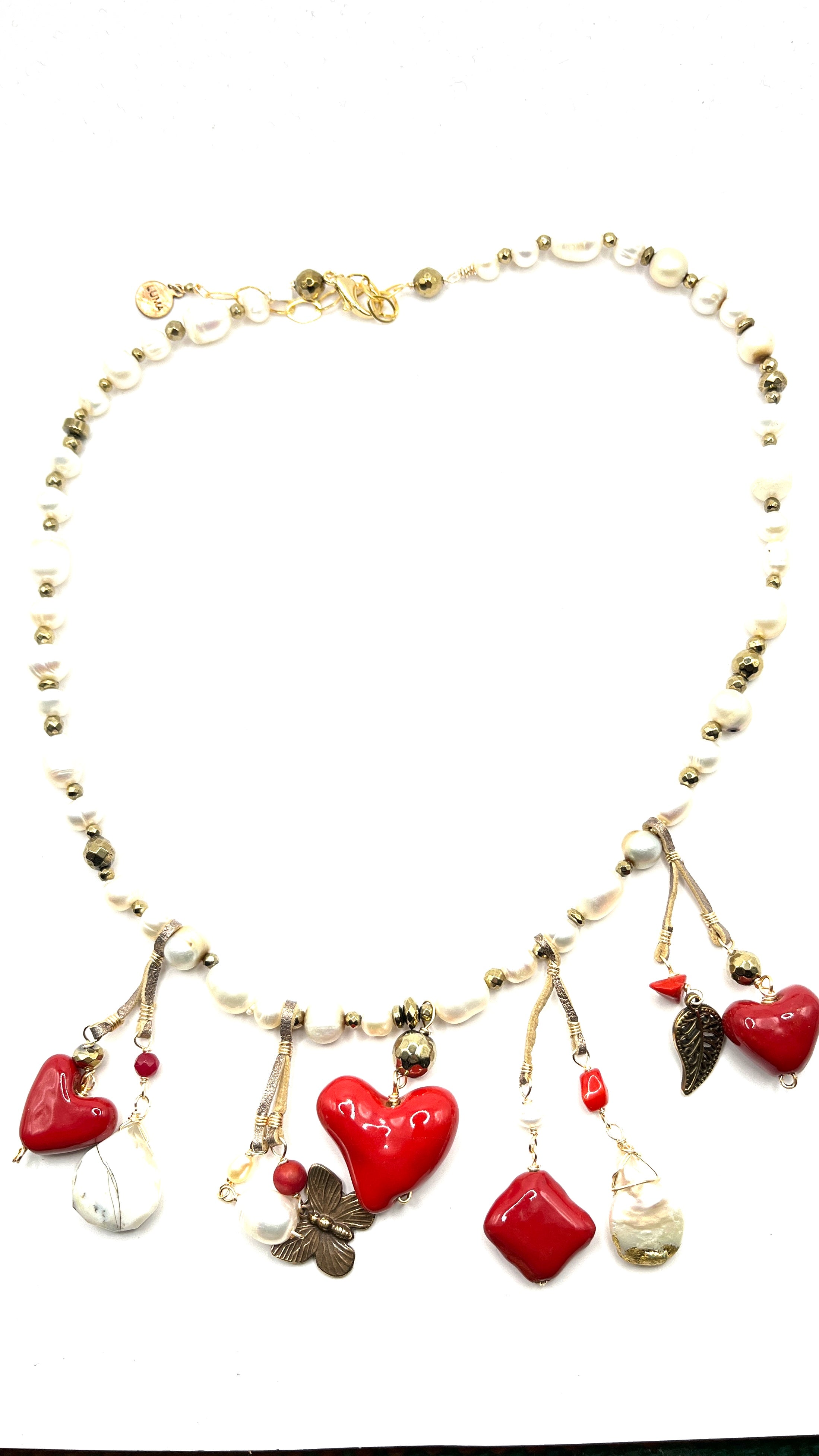 Collar de perlas y corazón